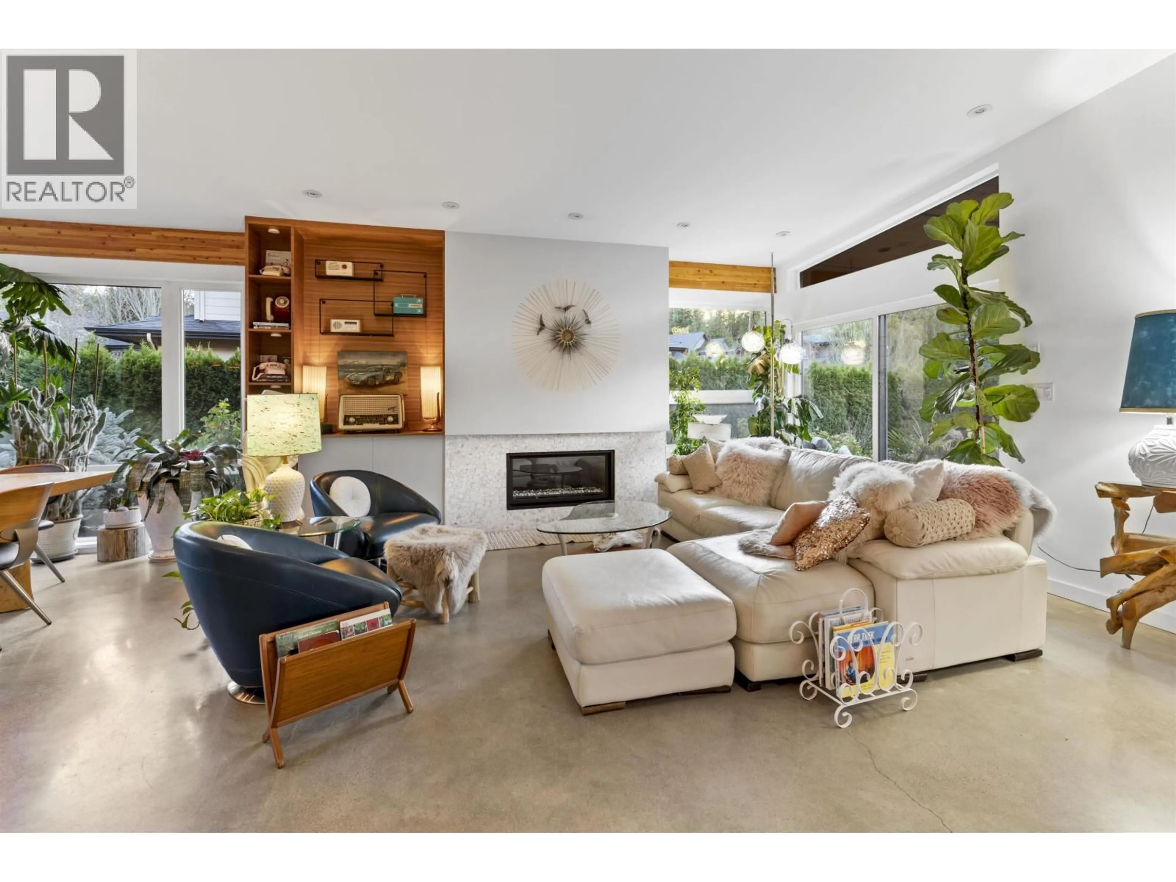 Living room with furniture, unknown for 1023 JAY CRESCENT, Squamish British Columbia V8B0P2