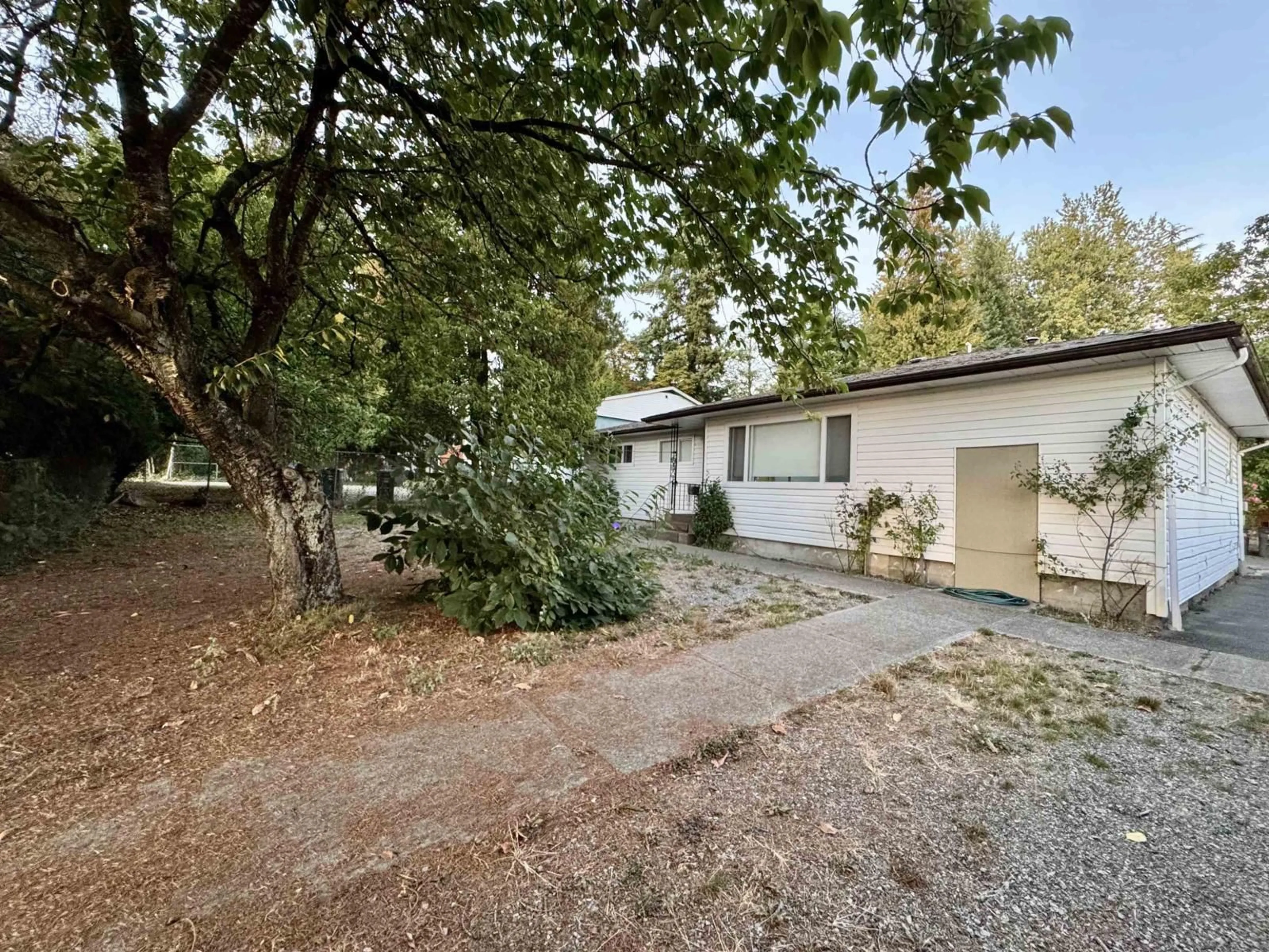 A pic from outside/outdoor area/front of a property/back of a property/a pic from drone, street for 8406 152 STREET, Surrey British Columbia V3S3M8
