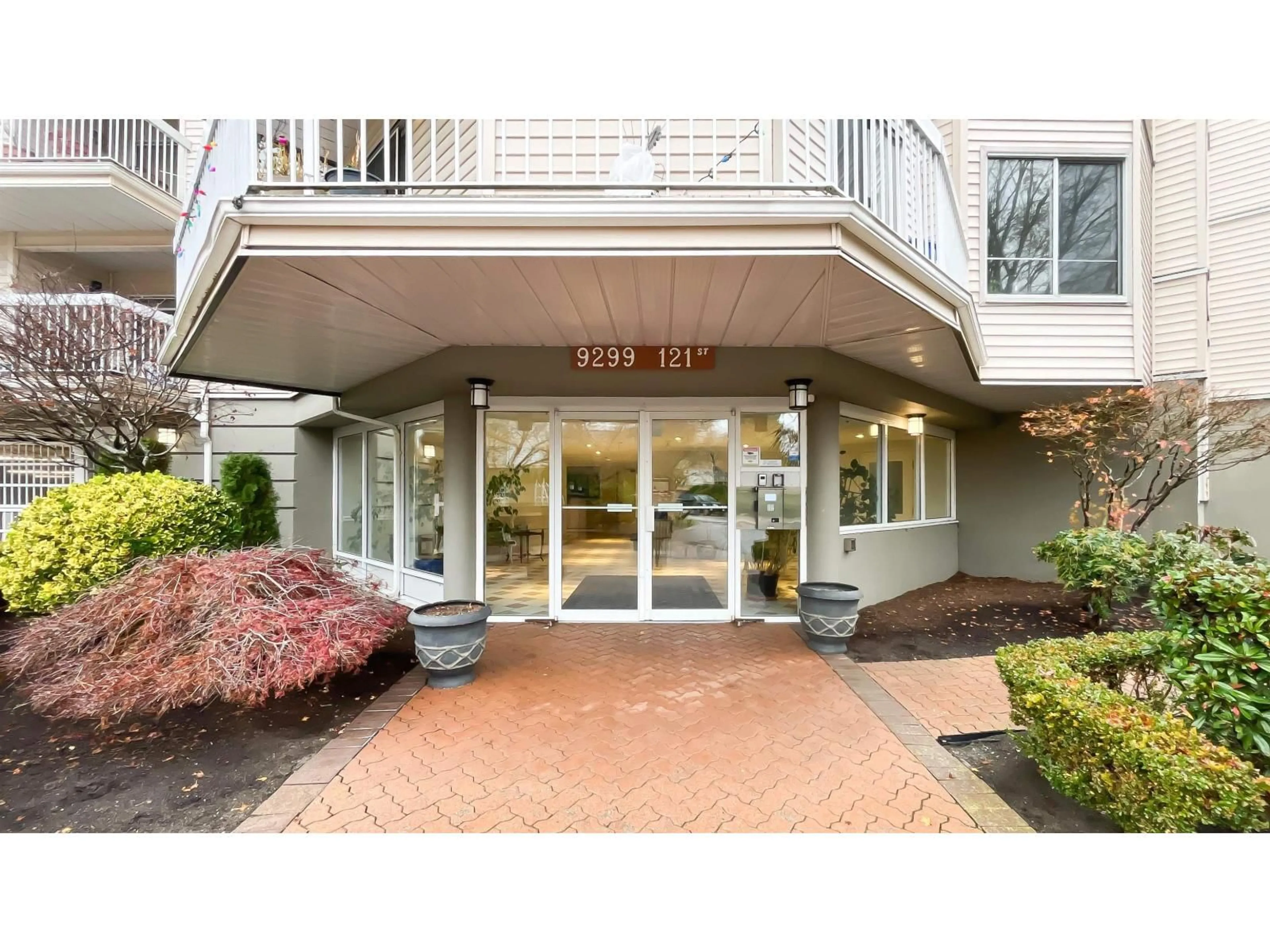 Indoor foyer for 305 - 9299 121 STREET, Surrey British Columbia V3V7X8