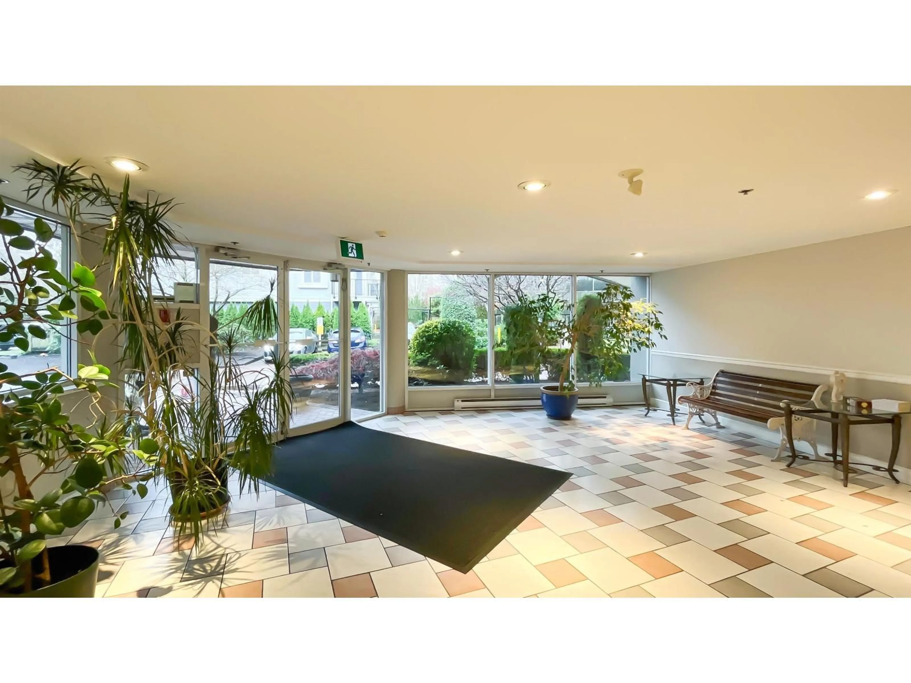 Indoor foyer for 305 - 9299 121 STREET, Surrey British Columbia V3V7X8