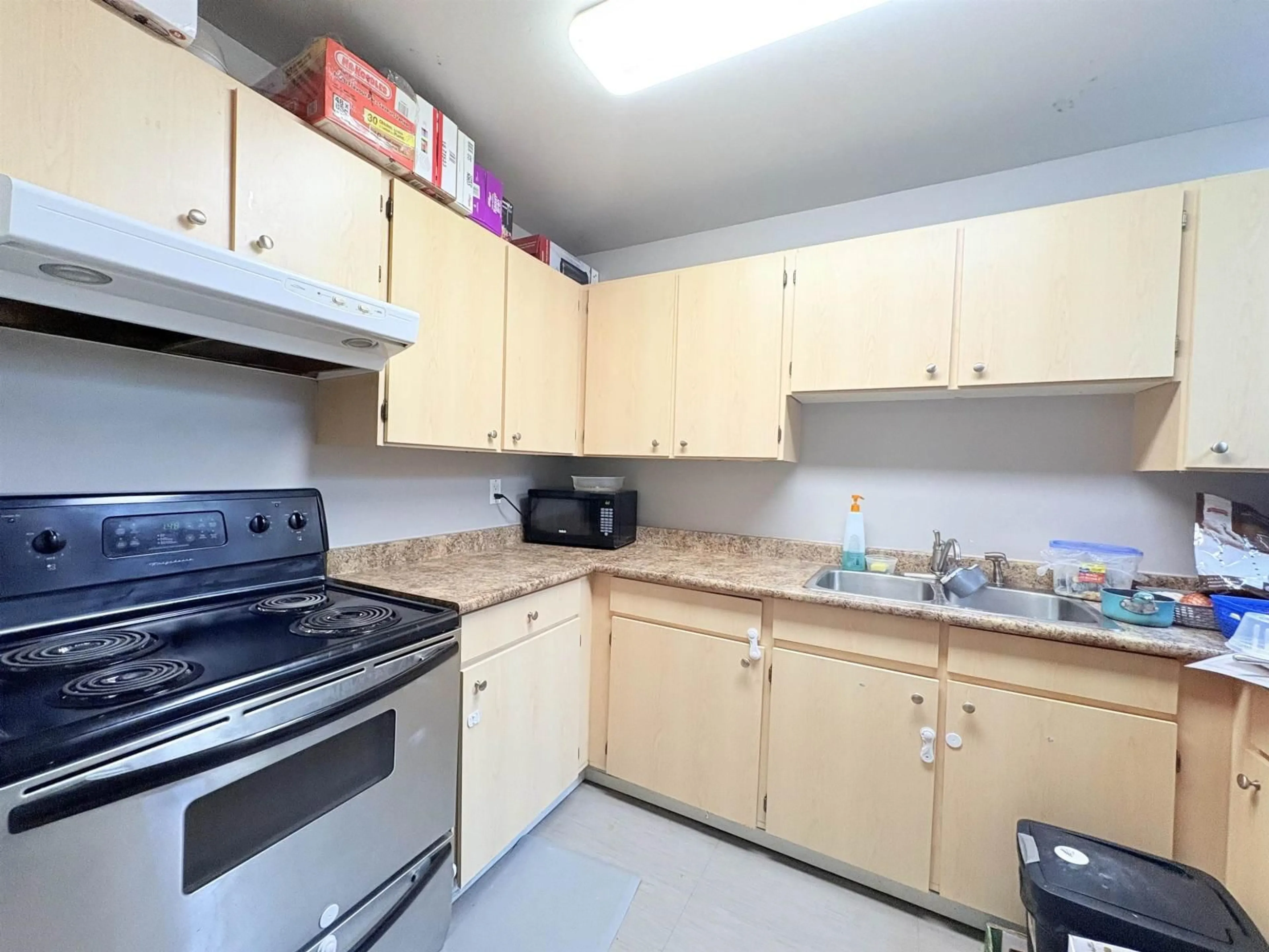 Standard kitchen, unknown for 95 - 17716 60 AVENUE, Surrey British Columbia V3S1V2