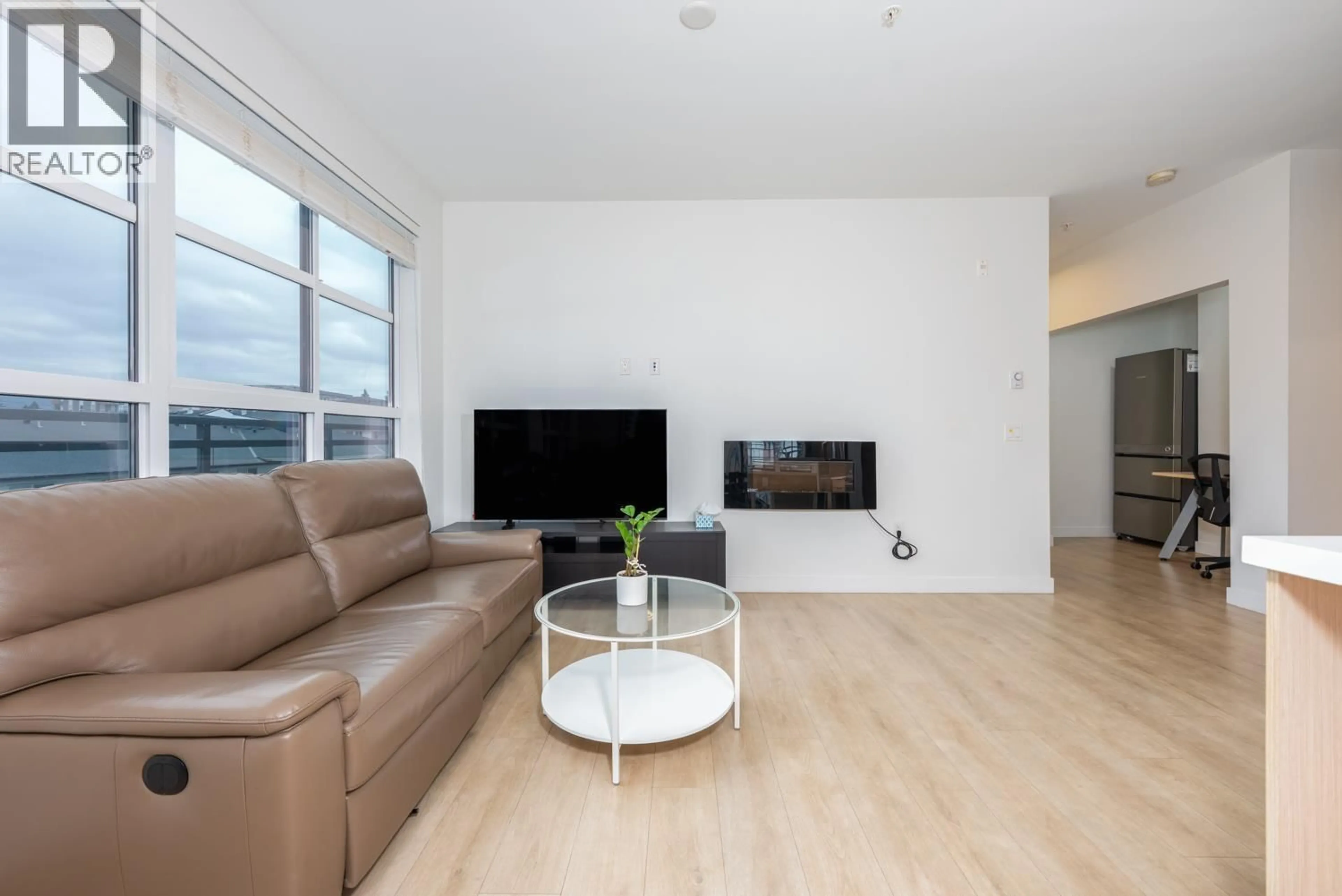 Living room with furniture, wood/laminate floor for 509 - 603 REGAN AVENUE, Coquitlam British Columbia V3J0K2