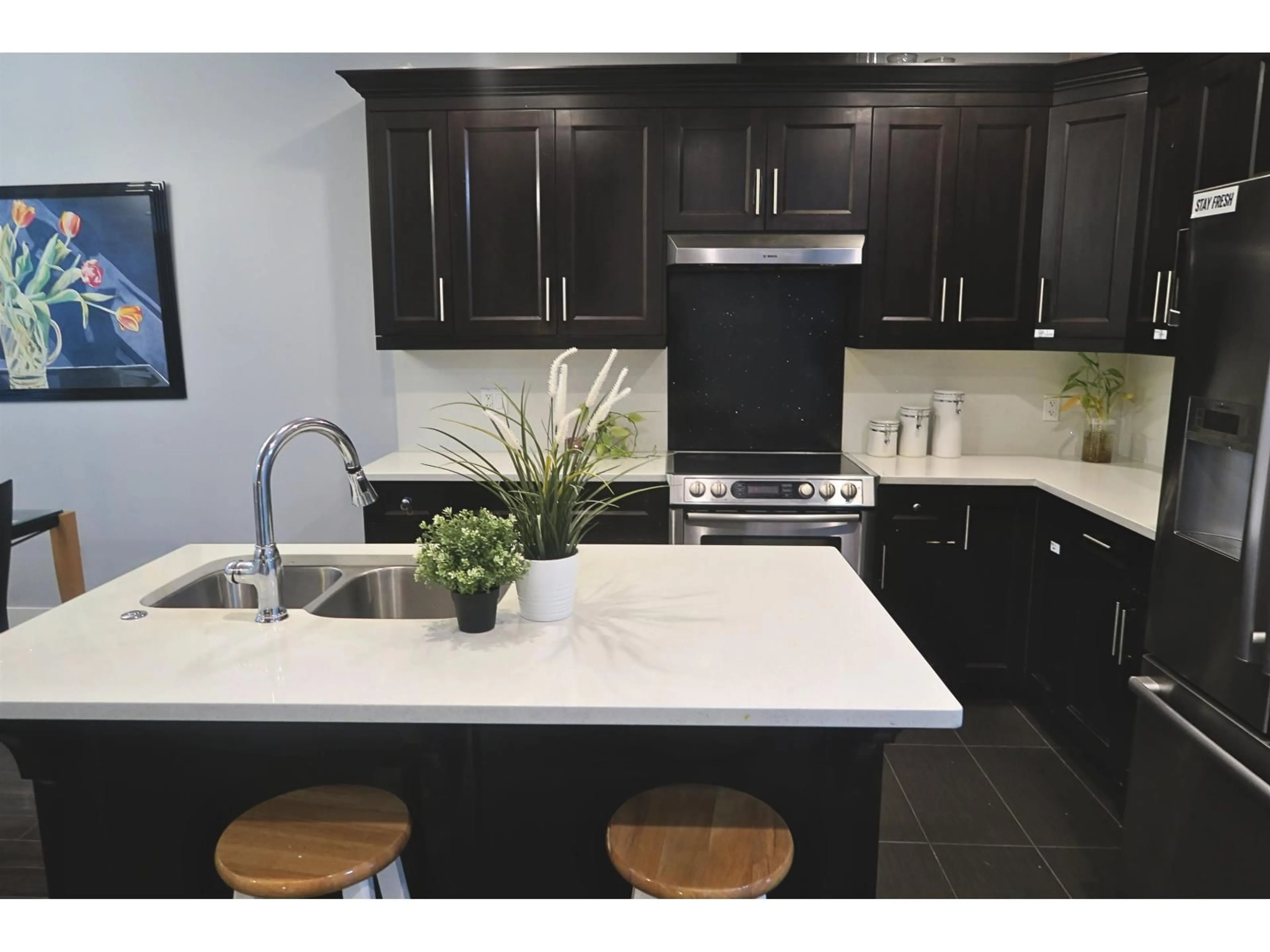 Contemporary kitchen, ceramic/tile floor for 118 - 15399 GUILDFORD DRIVE, Surrey British Columbia V3R7C6