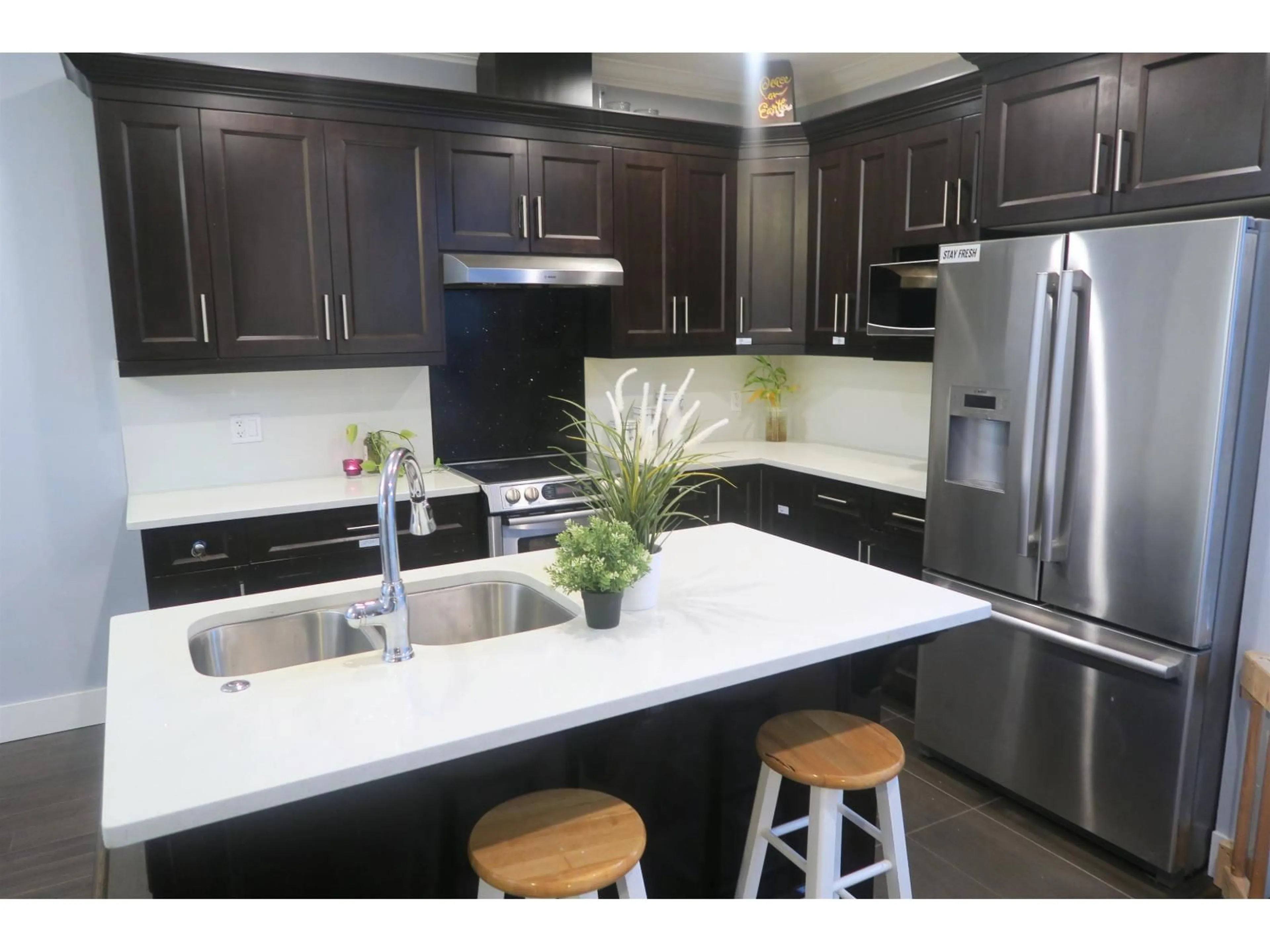 Open concept kitchen, ceramic/tile floor for 118 - 15399 GUILDFORD DRIVE, Surrey British Columbia V3R7C6