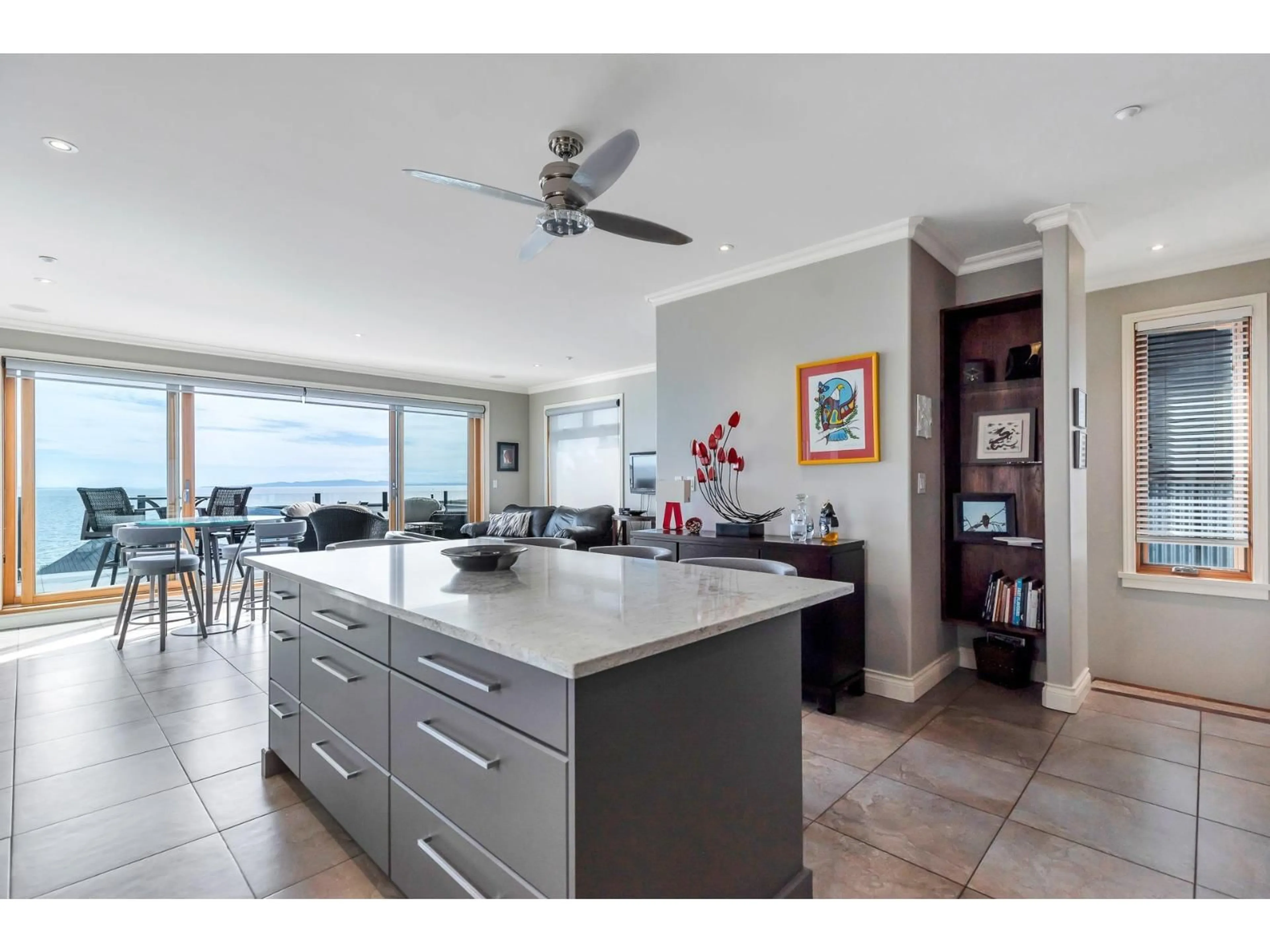Open concept kitchen, ceramic/tile floor for 15364 VICTORIA AVENUE STREET, White Rock British Columbia V4B1H2