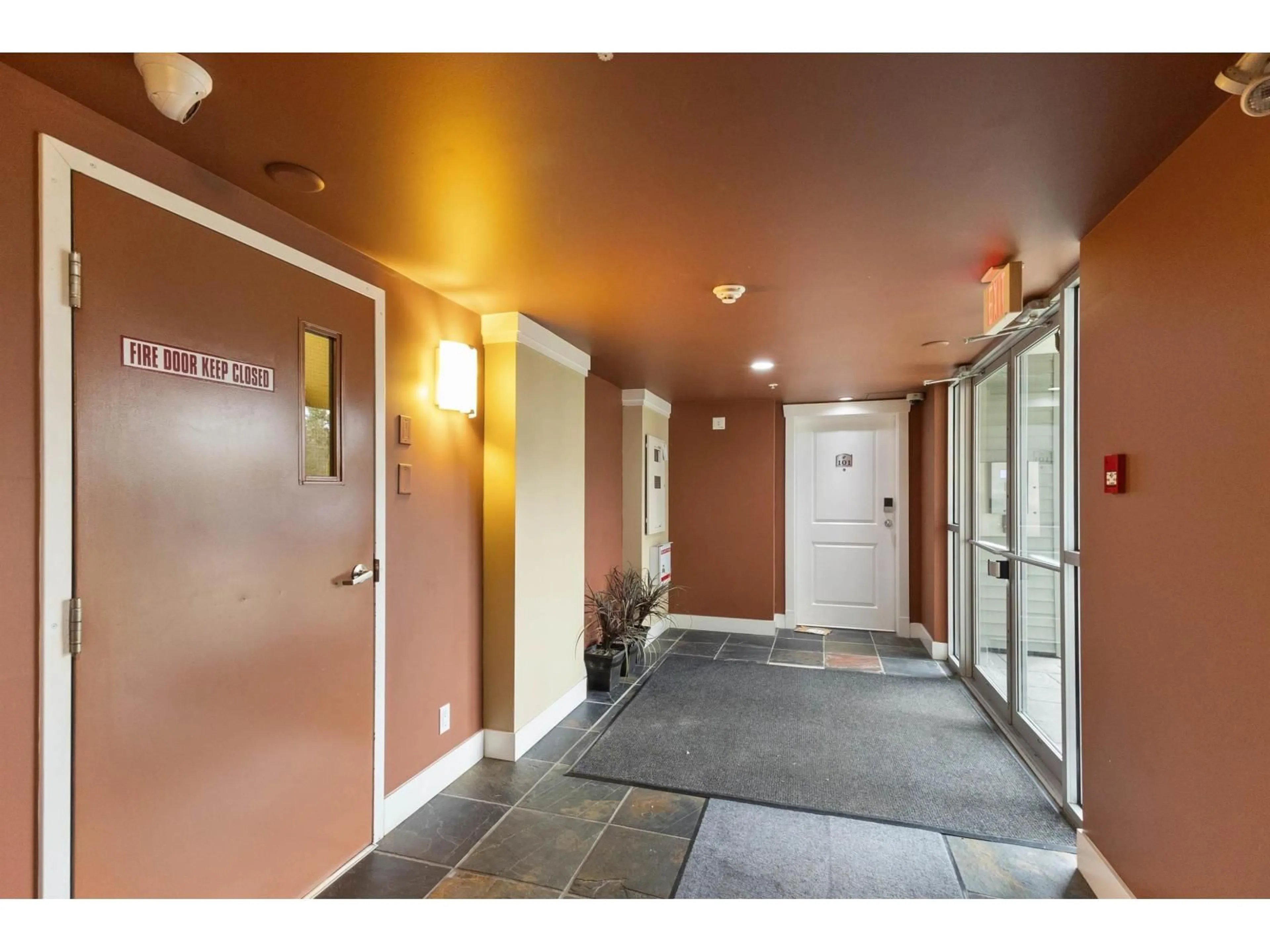 Indoor foyer for 411 - 33255 OLD YALE ROAD, Abbotsford British Columbia V2S8R2