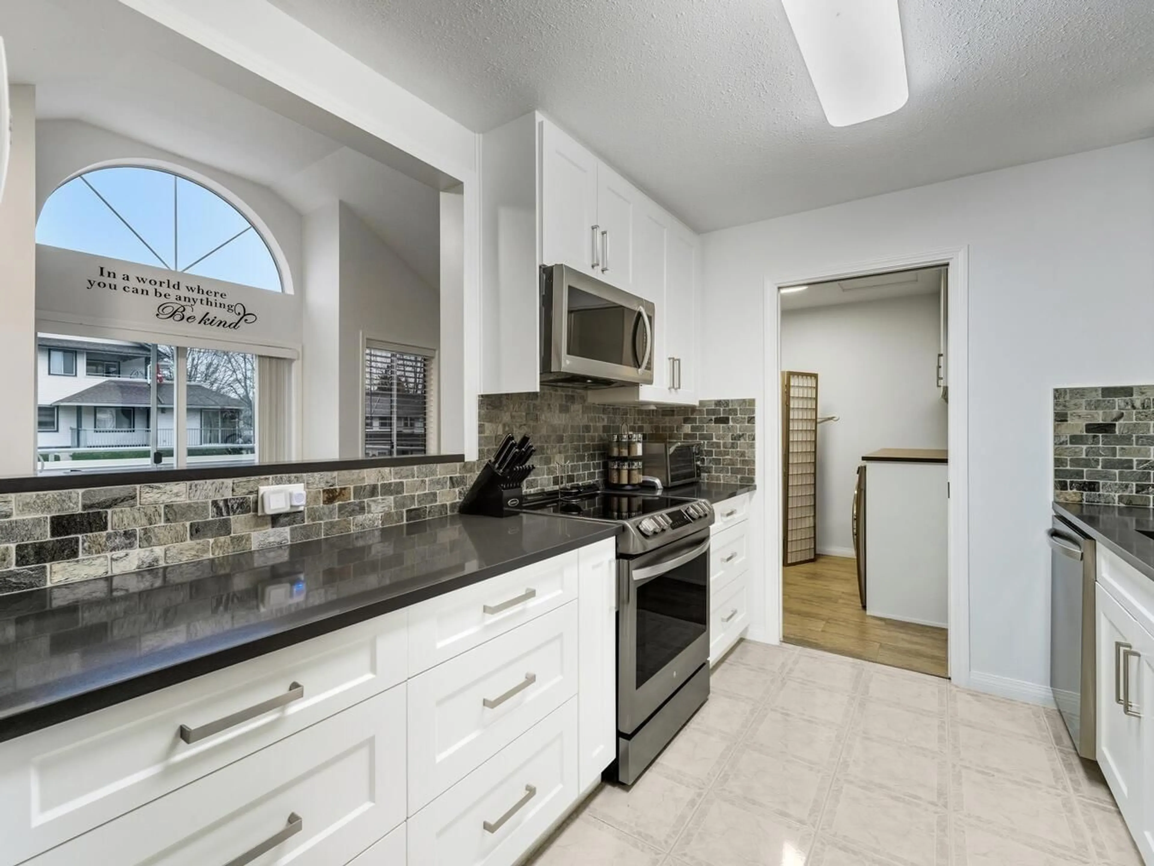 Open concept kitchen, ceramic/tile floor for 402 - 19645 64 AVENUE, Langley British Columbia V2Y1L2