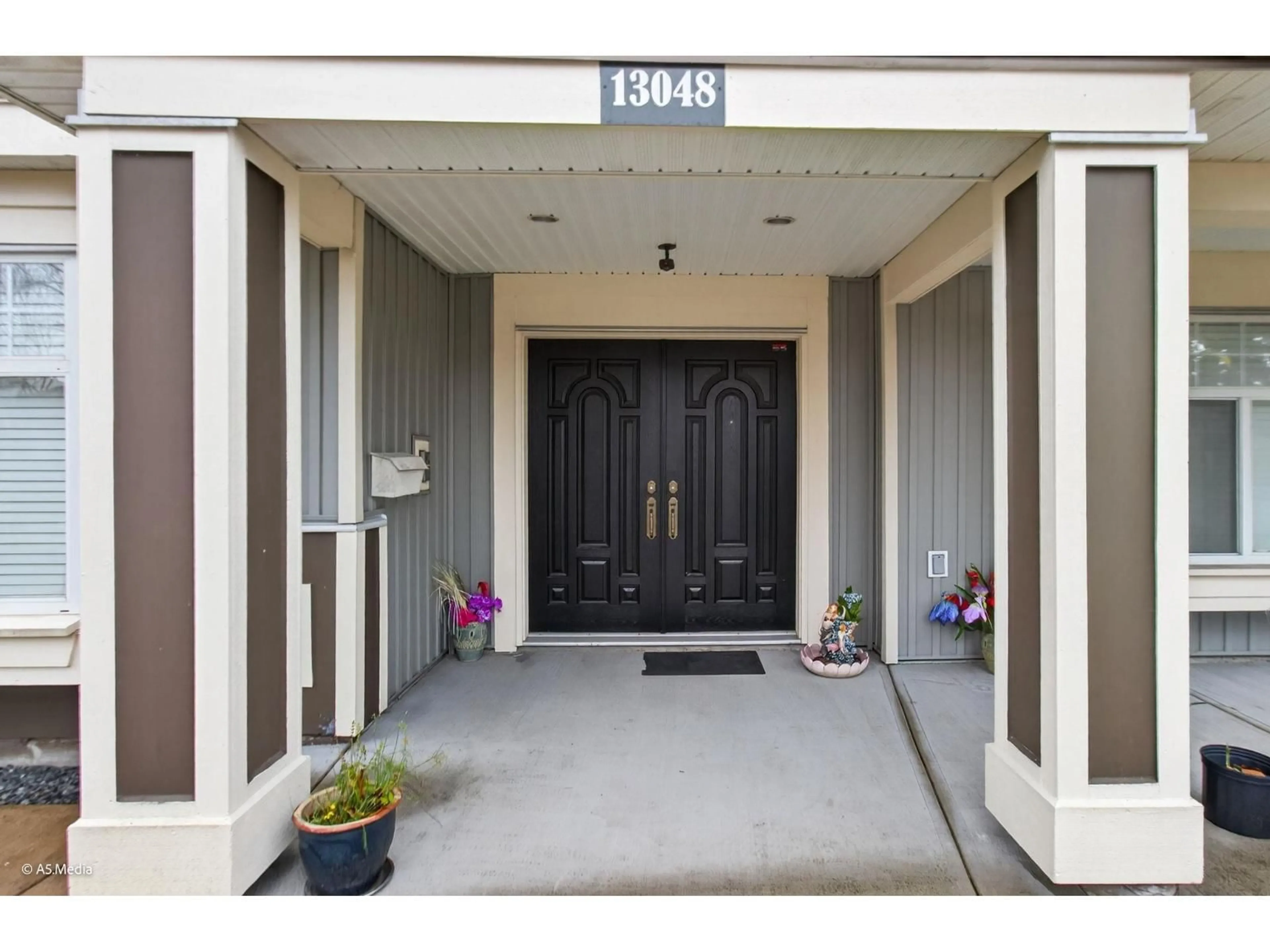 Indoor entryway for 13048 72 AVENUE, Surrey British Columbia V3W2N2