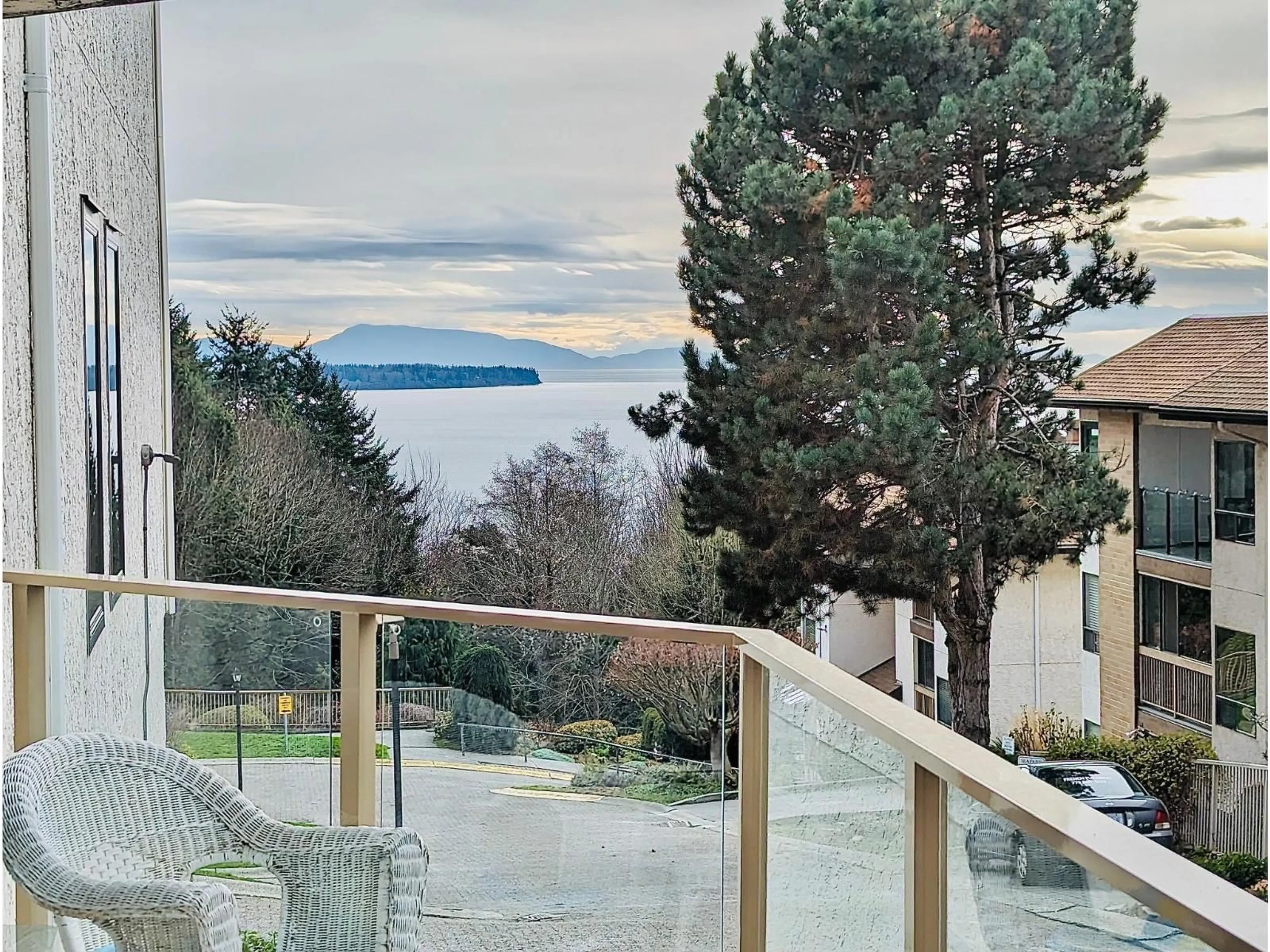 A pic from outside/outdoor area/front of a property/back of a property/a pic from drone, water/lake/river/ocean view for 519 - 1350 VIDAL STREET, White Rock British Columbia V4B5G6