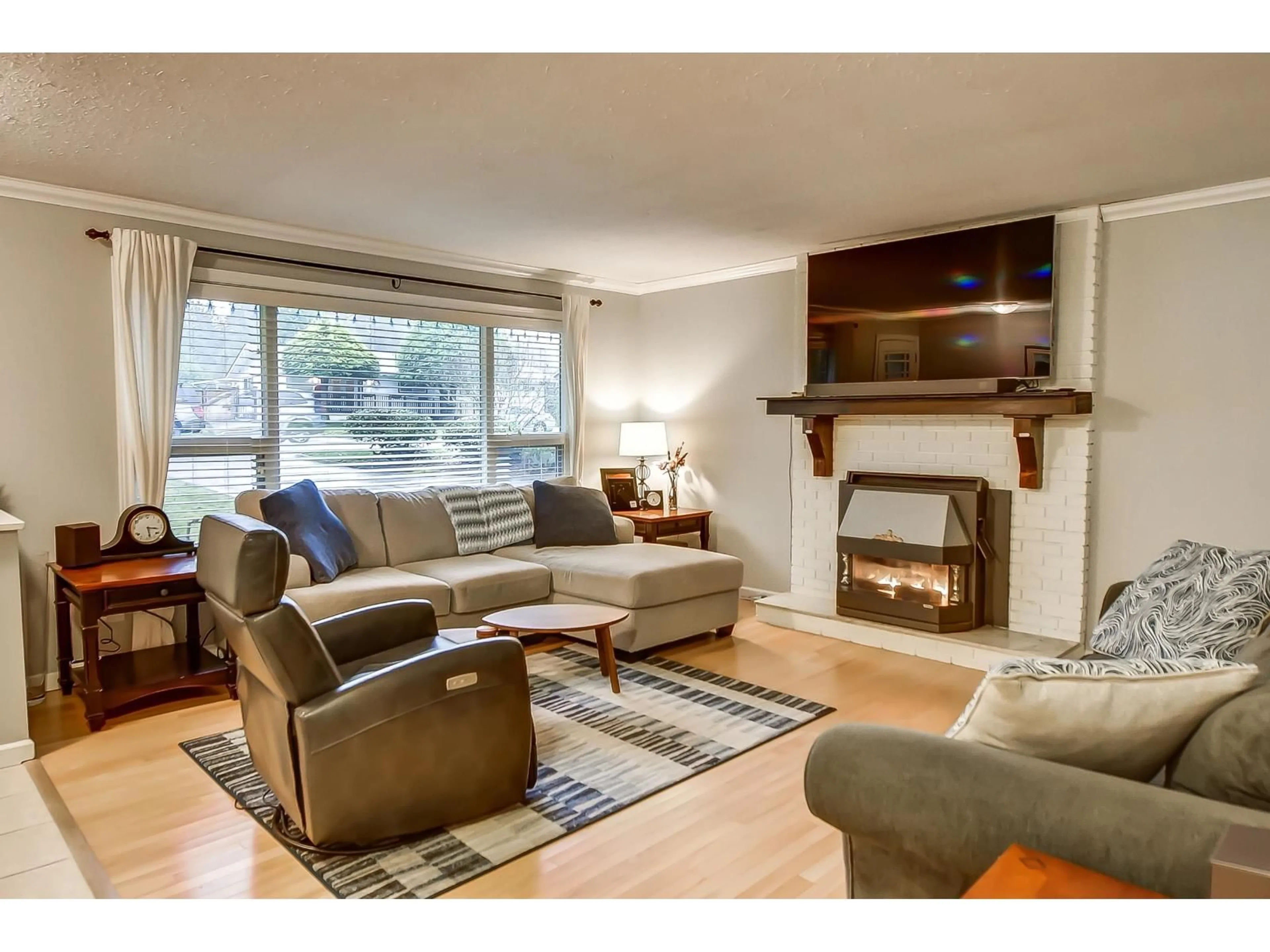 Living room with furniture, wood/laminate floor for 19735 48 AVENUE, Langley British Columbia V3A3L2