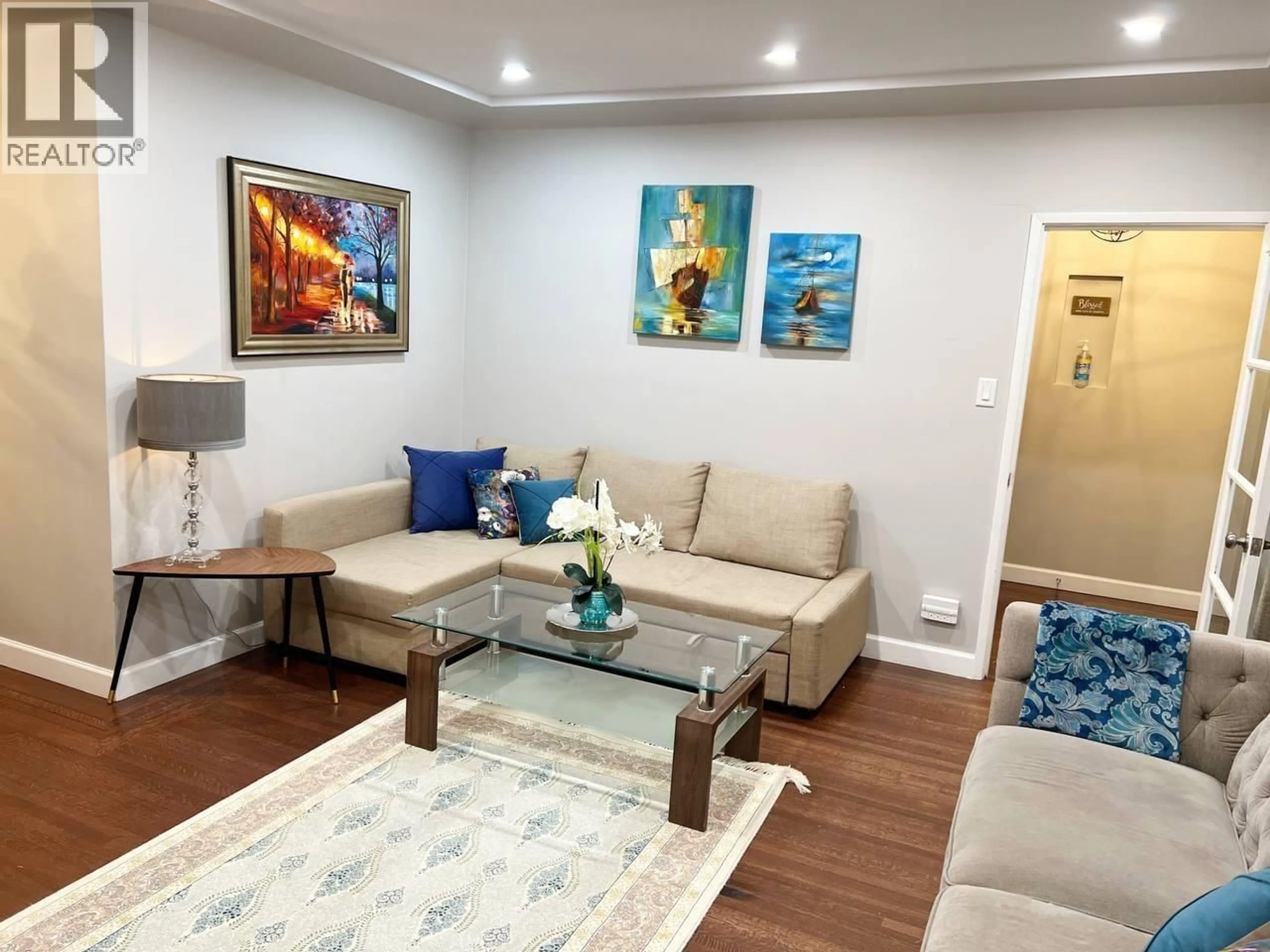 Living room with furniture, wood/laminate floor for 515 QUEENS ROAD, North Vancouver British Columbia V7N2K9