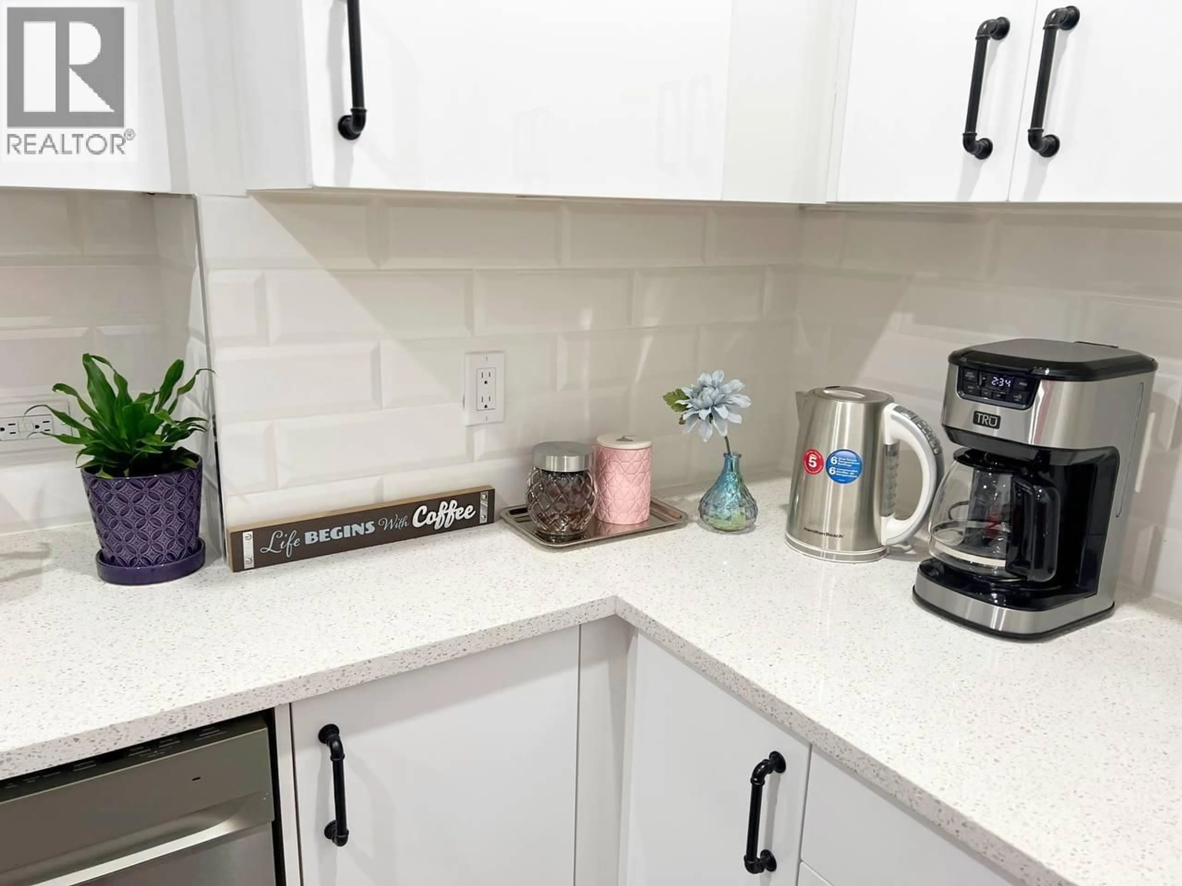 Standard kitchen, ceramic/tile floor for 515 QUEENS ROAD, North Vancouver British Columbia V7N2K9