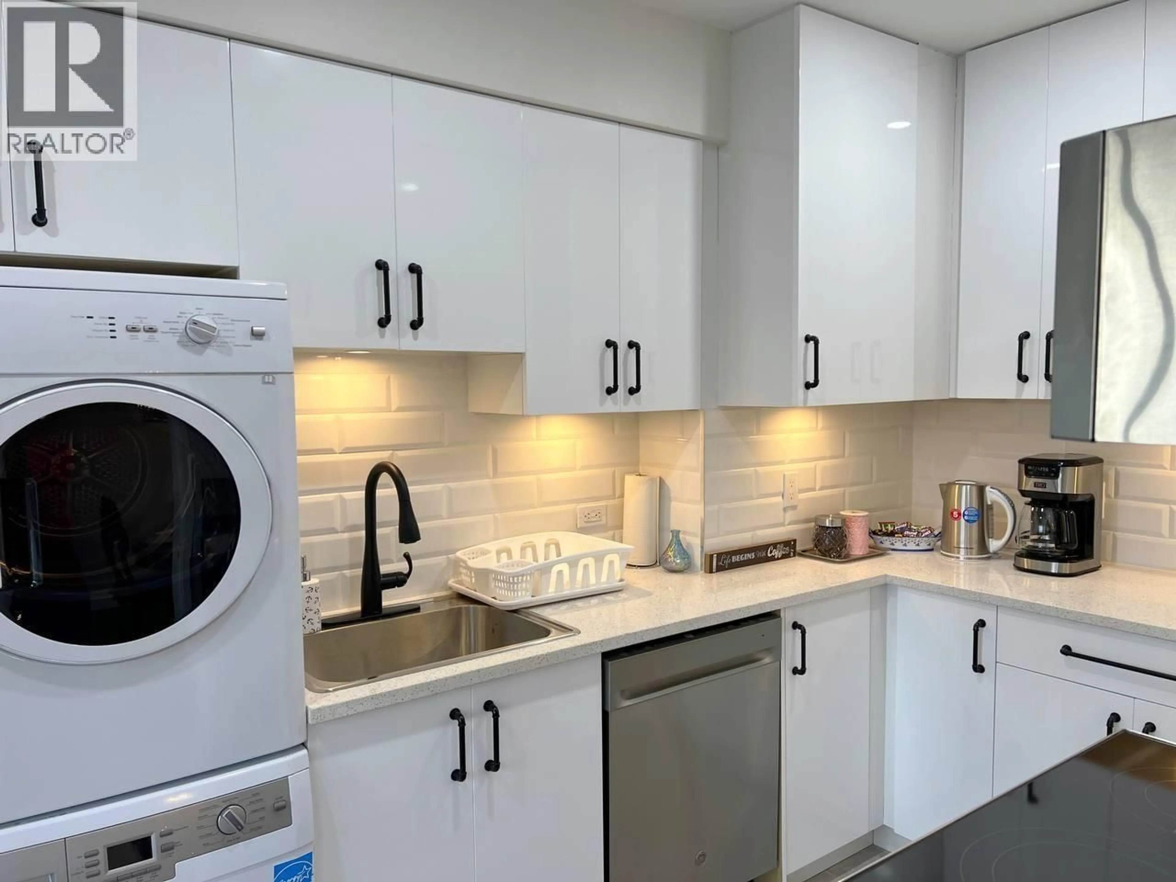 Kitchen with laundary machines, ceramic/tile floor for 515 QUEENS ROAD, North Vancouver British Columbia V7N2K9