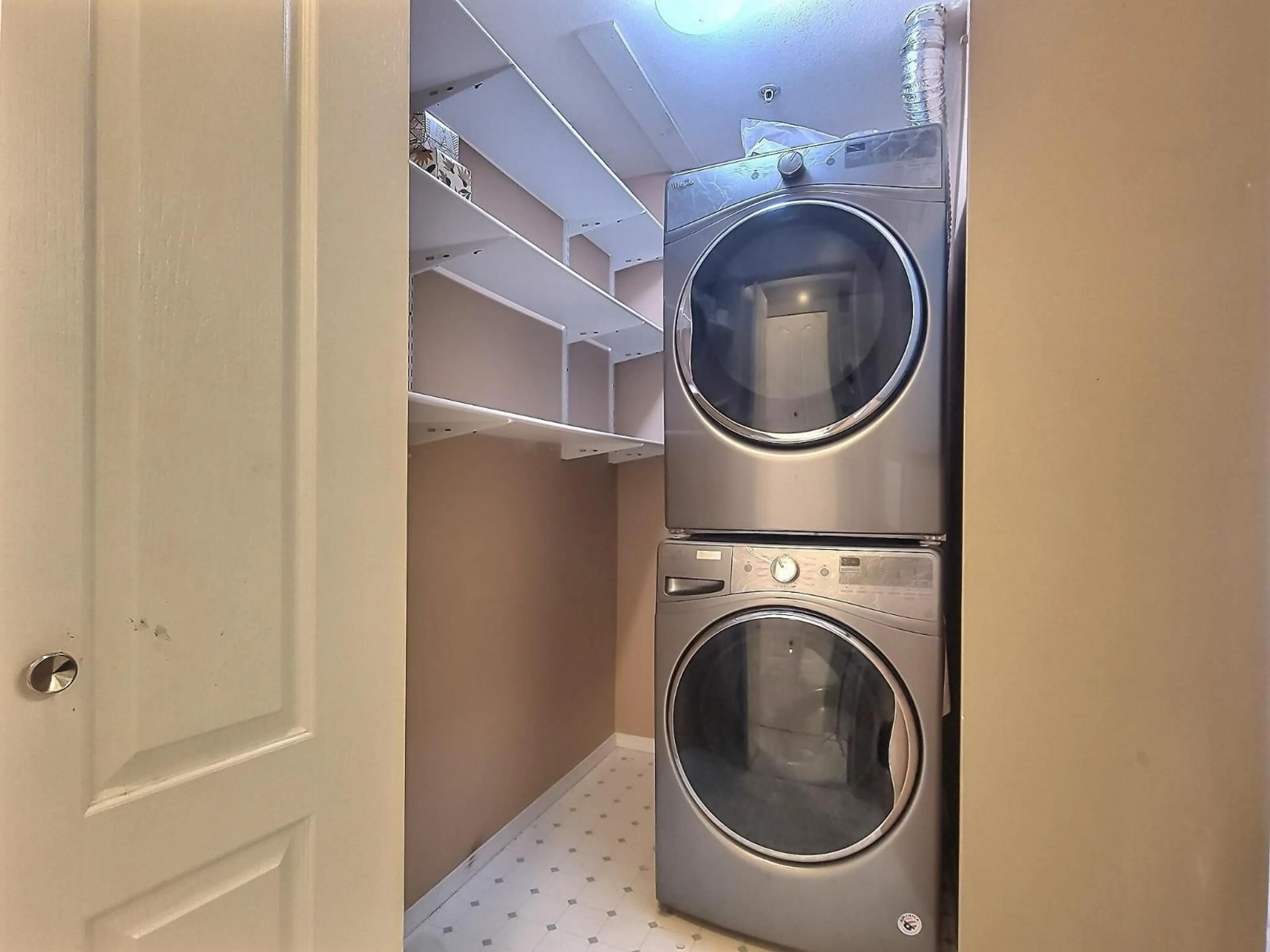 Laundry room for 212 - 10128 132 STREET, Surrey British Columbia V3T3T5