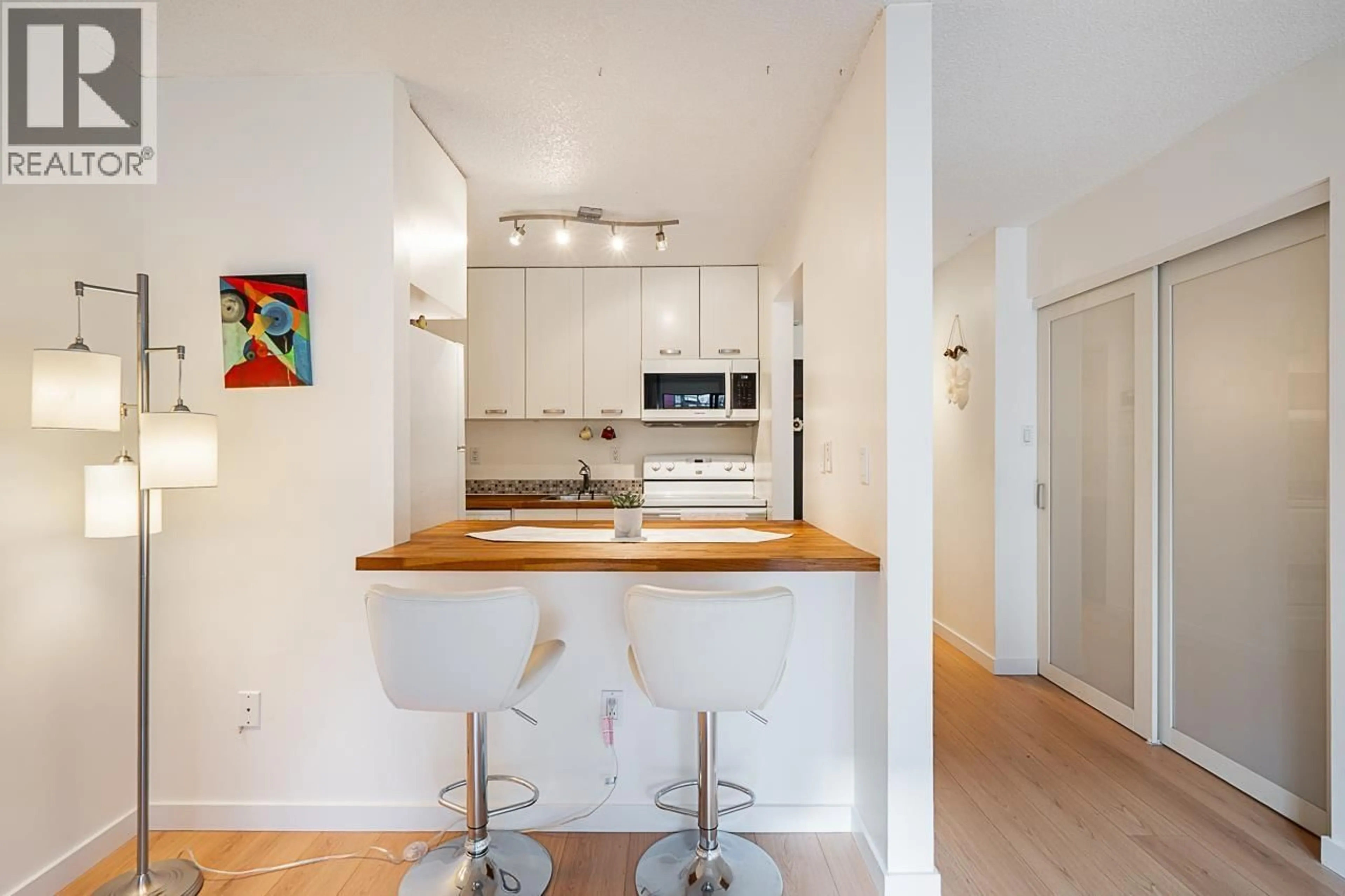 Open concept kitchen, wood/laminate floor for 101 - 550 7TH AVENUE, Vancouver British Columbia V5T1N7