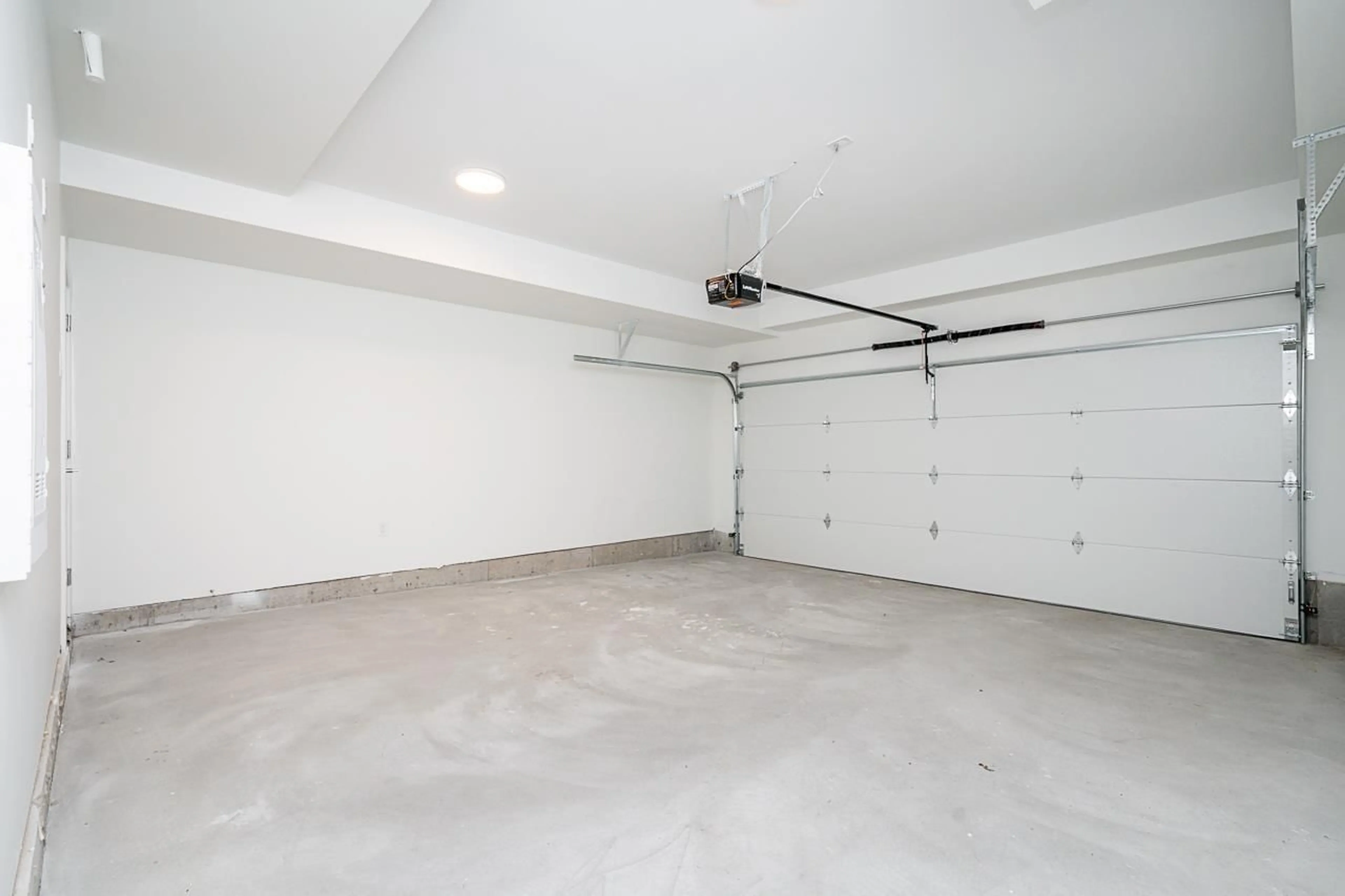 Indoor garage for 51 - 14355 62 AVENUE, Surrey British Columbia V3X0K6
