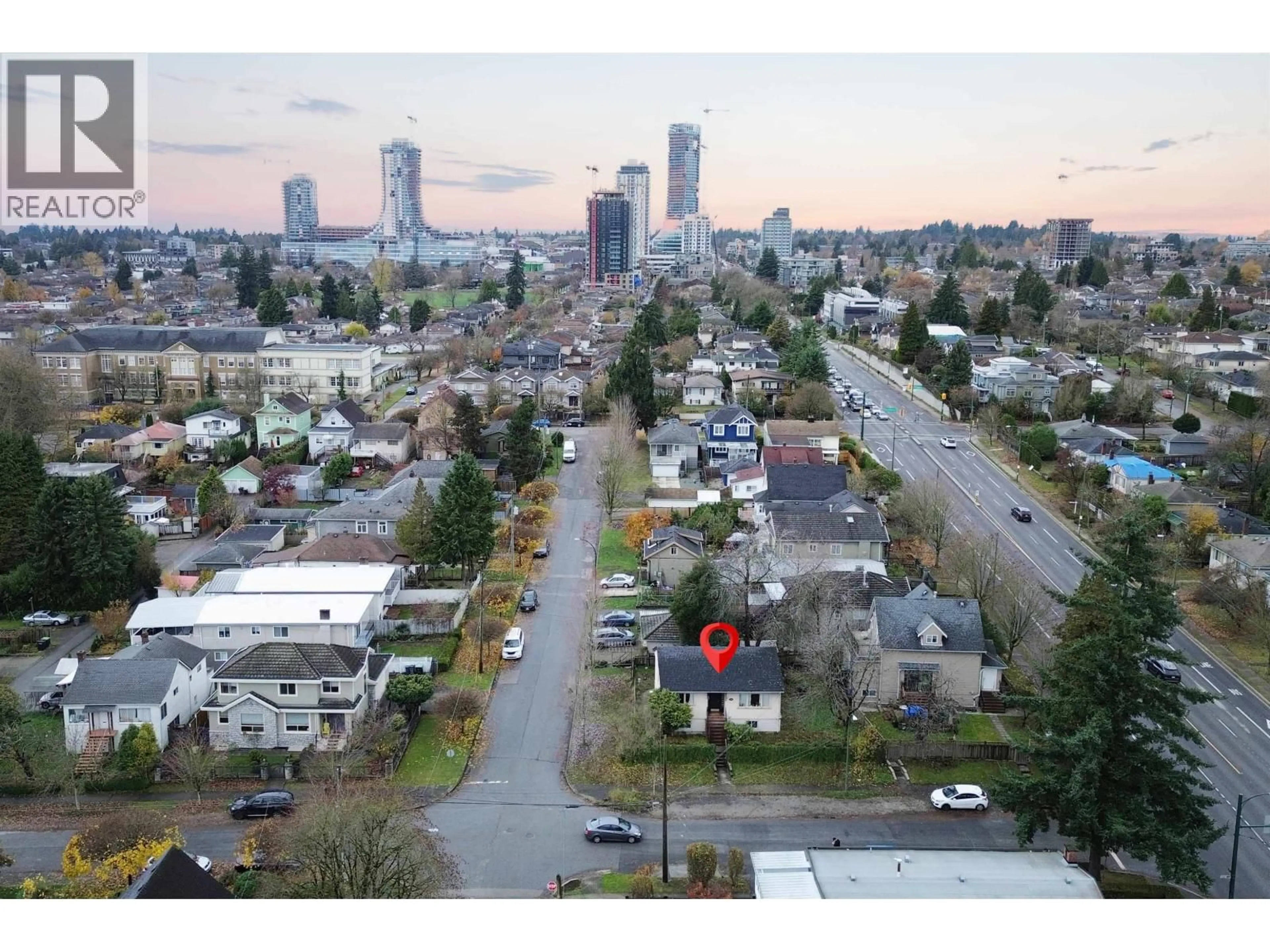 A pic from outside/outdoor area/front of a property/back of a property/a pic from drone, unknown for 5765 QUEBEC STREET, Vancouver British Columbia V5W2N7
