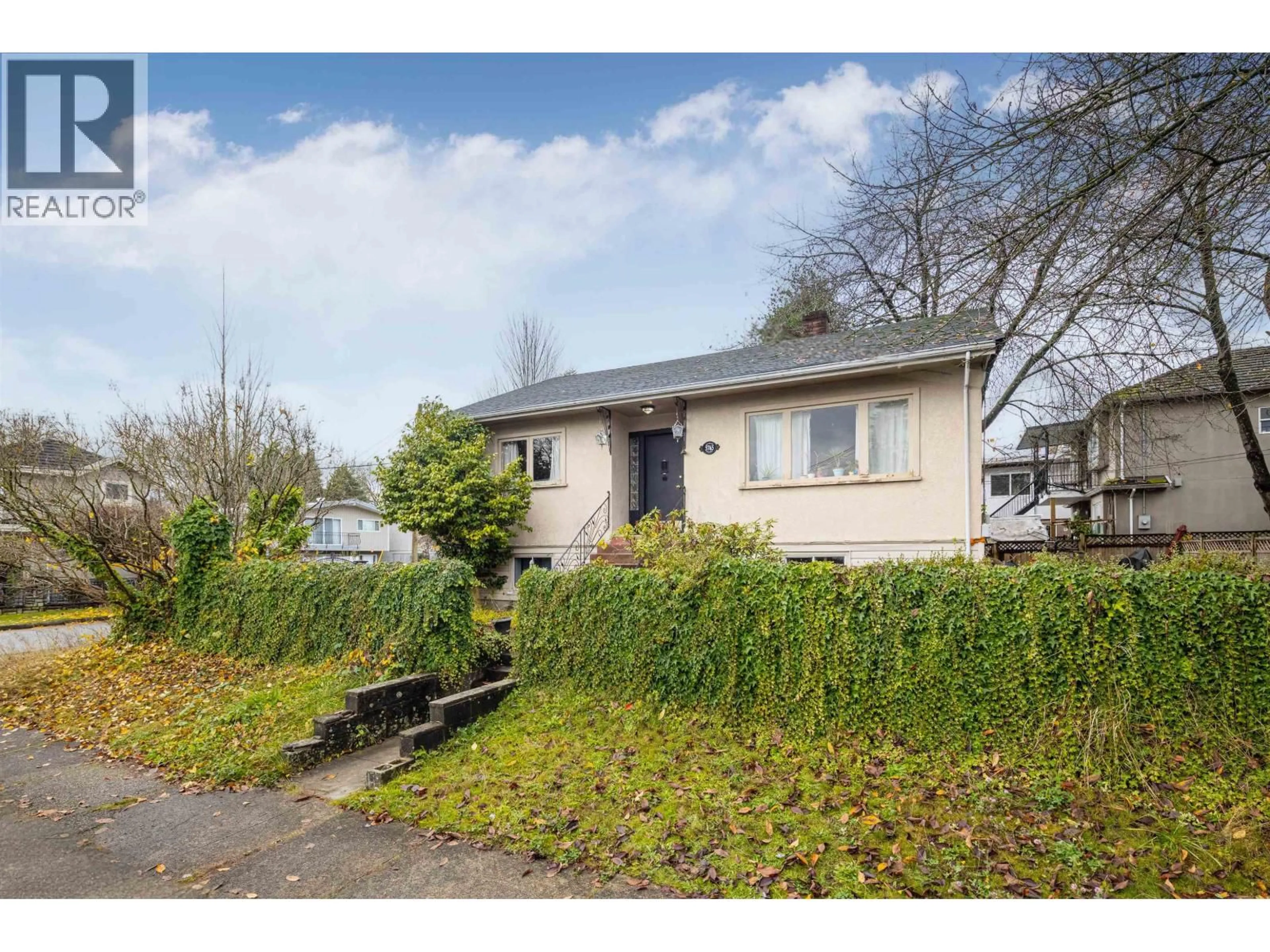 A pic from outside/outdoor area/front of a property/back of a property/a pic from drone, street for 5765 QUEBEC STREET, Vancouver British Columbia V5W2N7