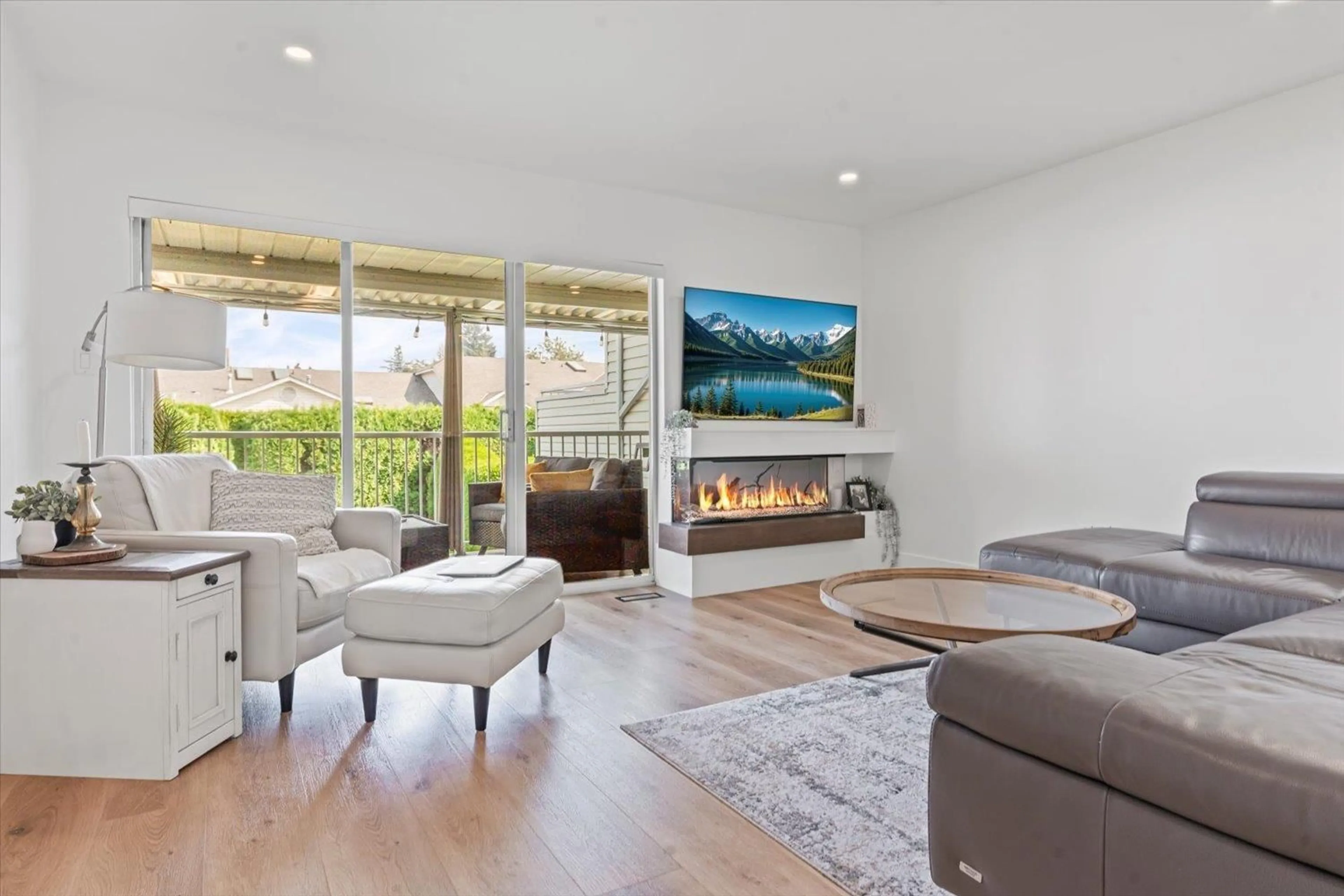 Living room with furniture, wood/laminate floor for 17 - 3054 TRAFALGAR STREET, Abbotsford British Columbia V2S7X6