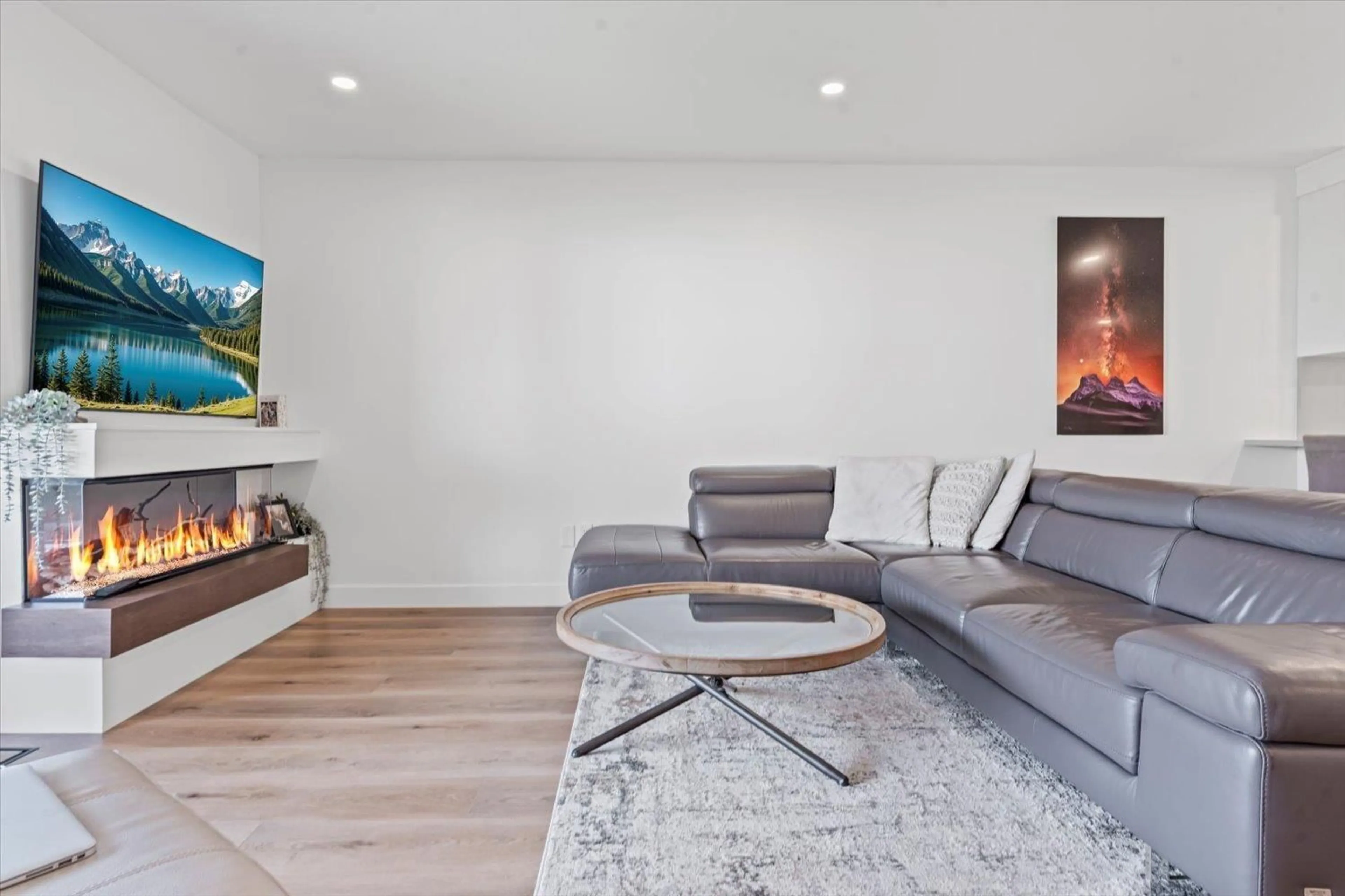 Living room with furniture, wood/laminate floor for 17 - 3054 TRAFALGAR STREET, Abbotsford British Columbia V2S7X6