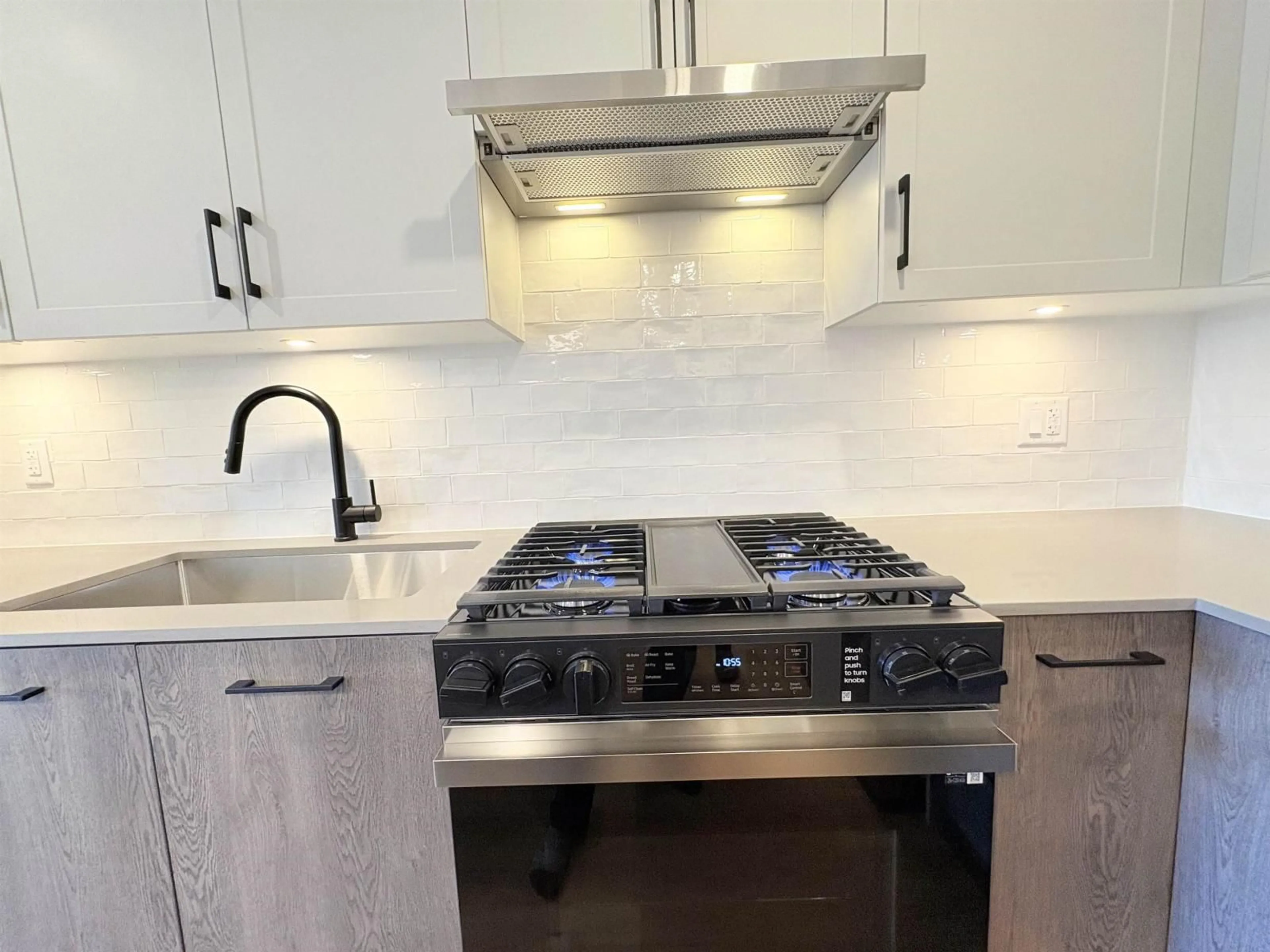 Standard kitchen, ceramic/tile floor for 203 - 27215 ALDERGROVE TOWN CENTRE DRIVE, Langley British Columbia V4W0E3