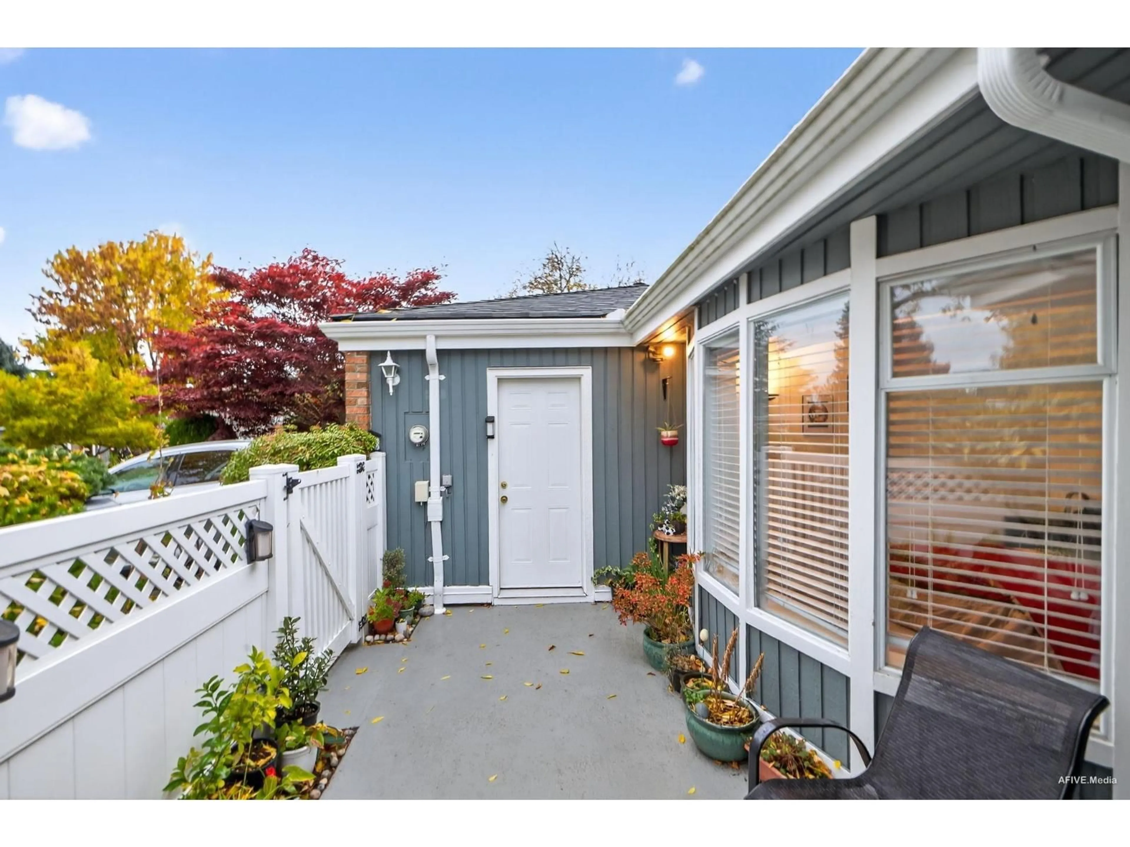 Home with vinyl exterior material, street for 103 - 14271 18A AVENUE, White Rock British Columbia V4A7N8