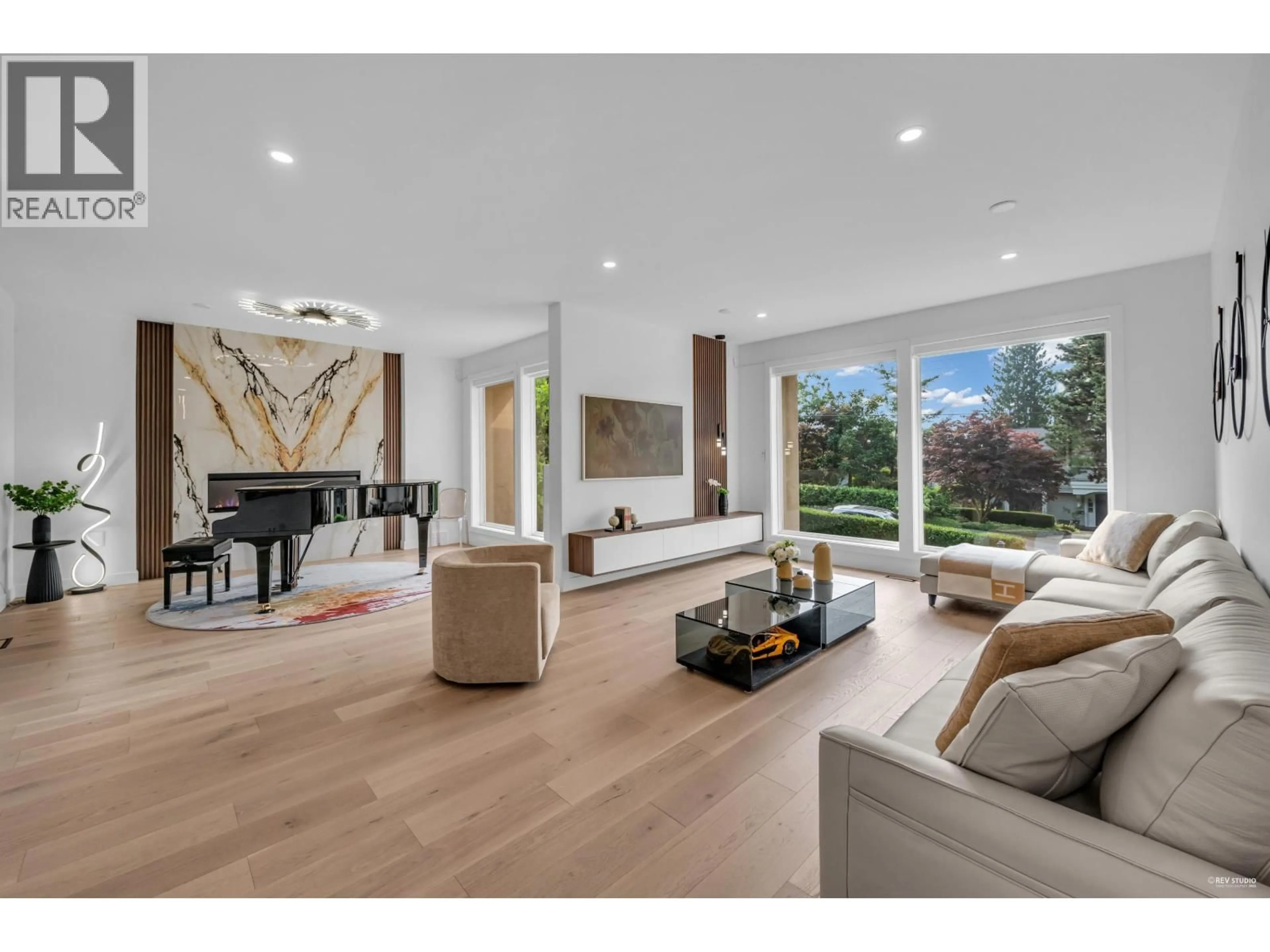 Living room with furniture, wood/laminate floor for 2175 KINGS AVENUE, West Vancouver British Columbia V7V2B9