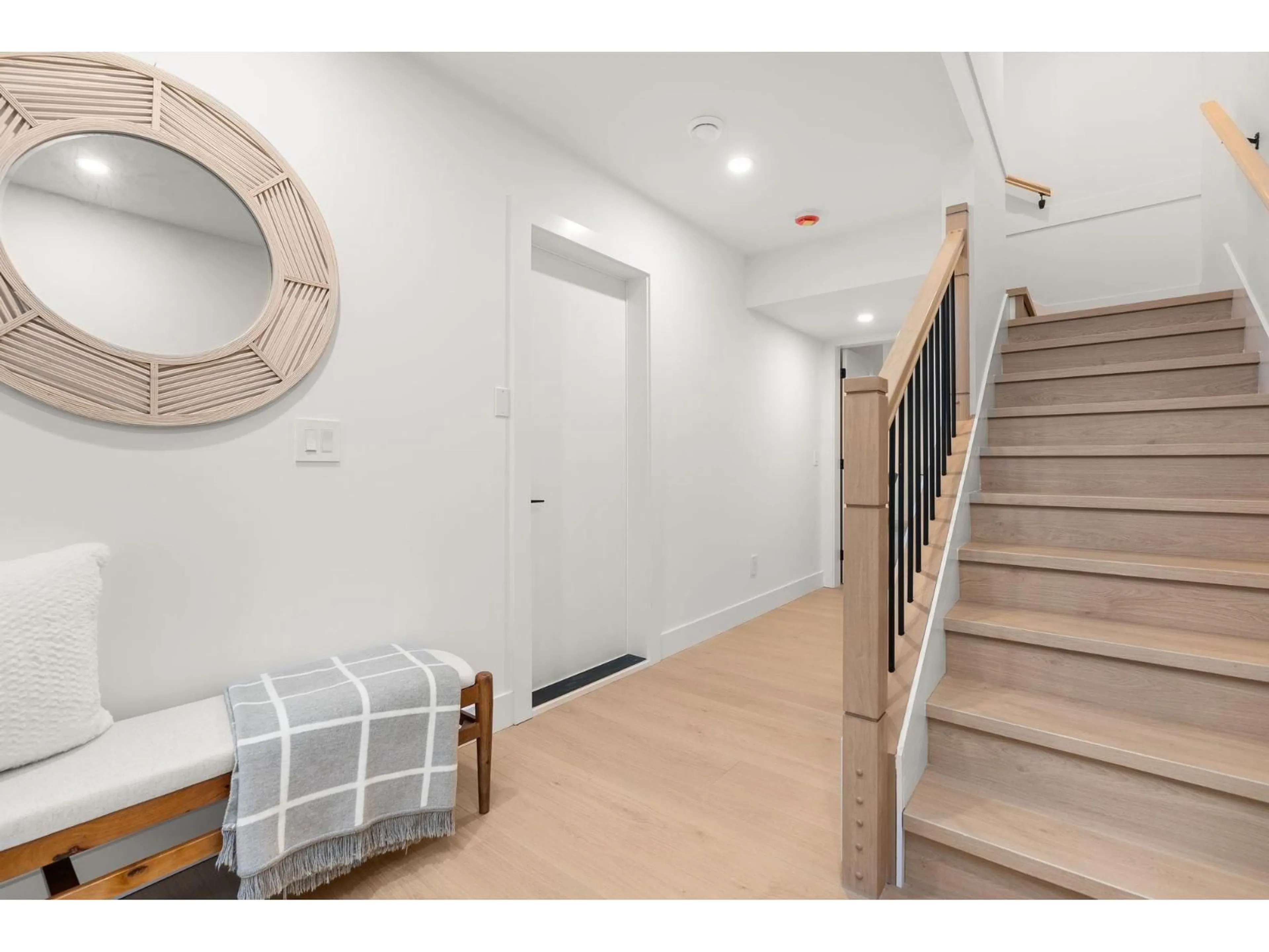 Indoor entryway for 3 - 2531 PARK DRIVE, Abbotsford British Columbia V2S4C5