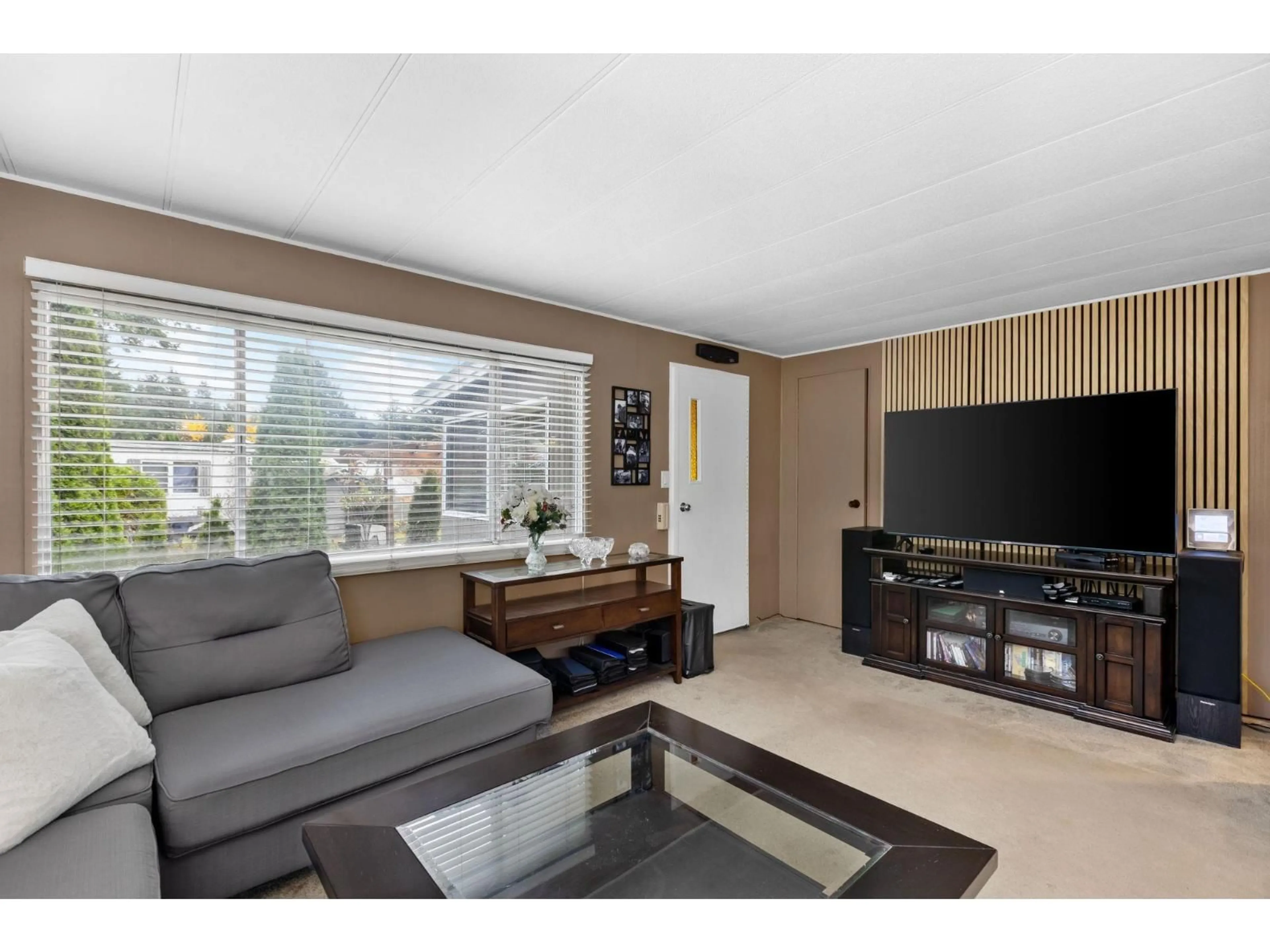 Living room with furniture, wood/laminate floor for 5 - 20071 24 AVENUE, Langley British Columbia V2Z2A1