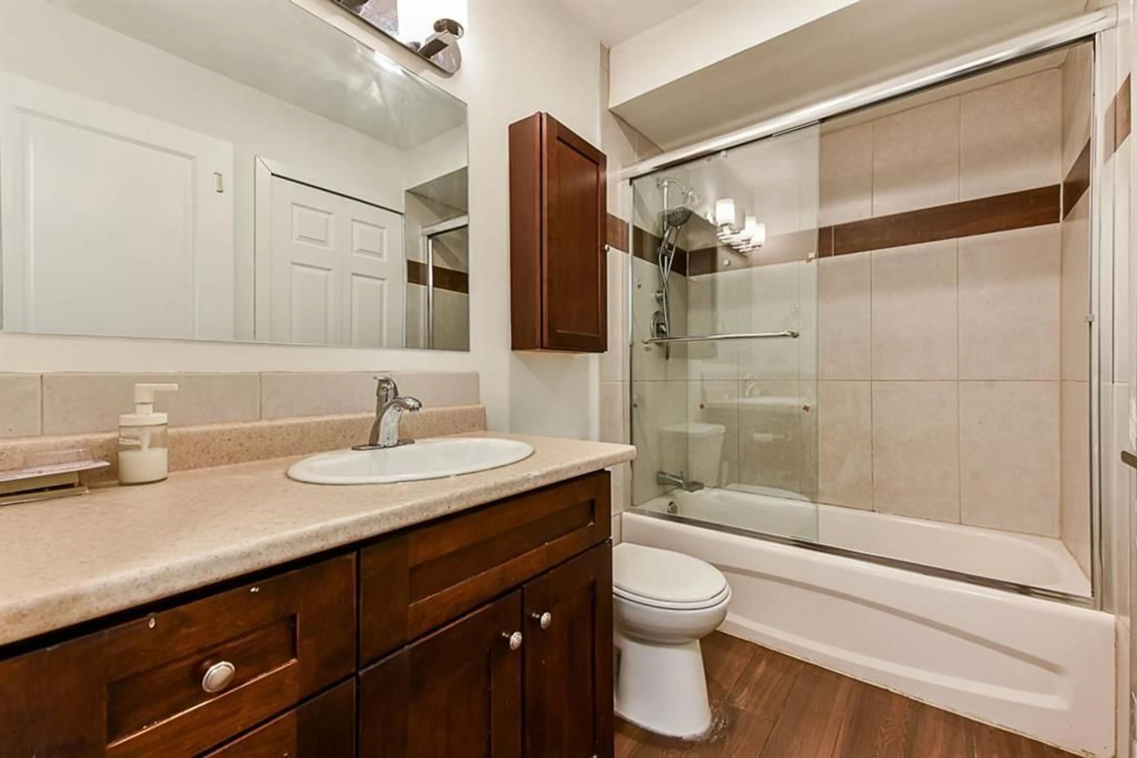 Standard bathroom, ceramic/tile floor for 121 - 7468 138 STREET, Surrey British Columbia V3W6G4