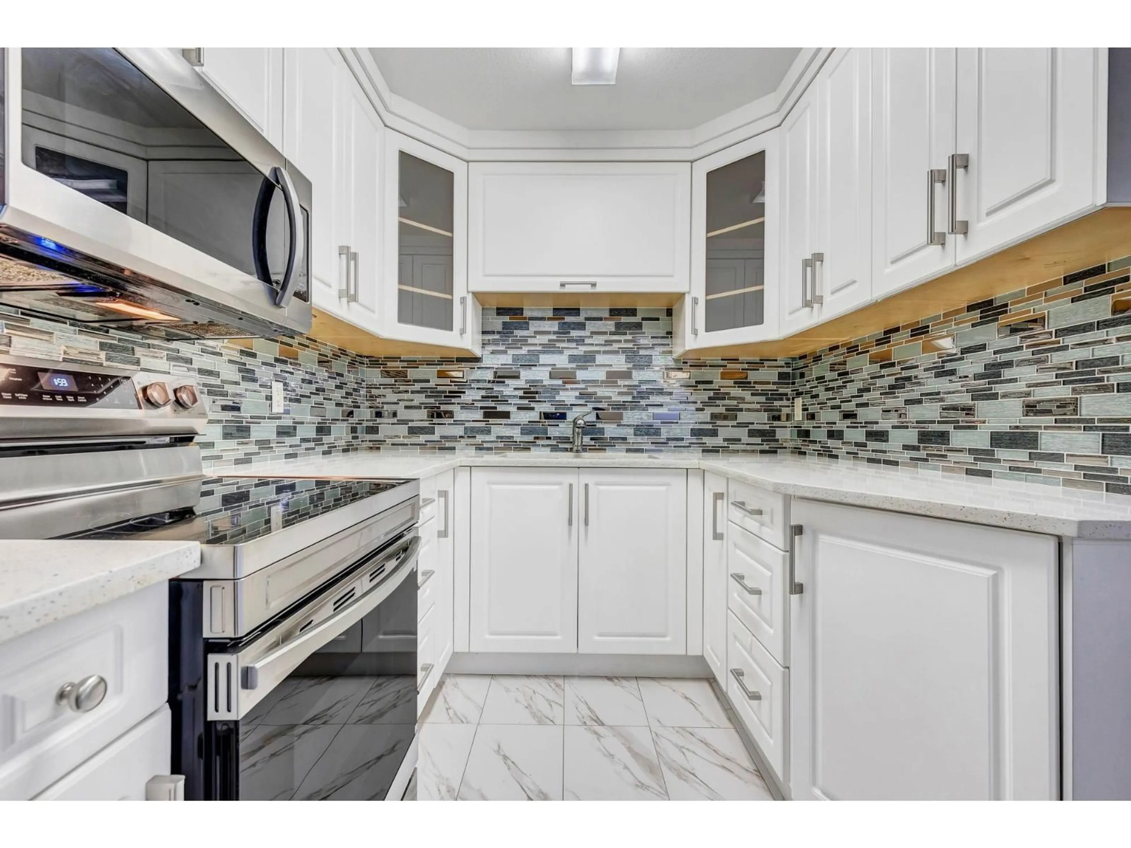 Contemporary kitchen, ceramic/tile floor for 35 - 3075 TRETHEWEY STREET, Abbotsford British Columbia V2T3R4