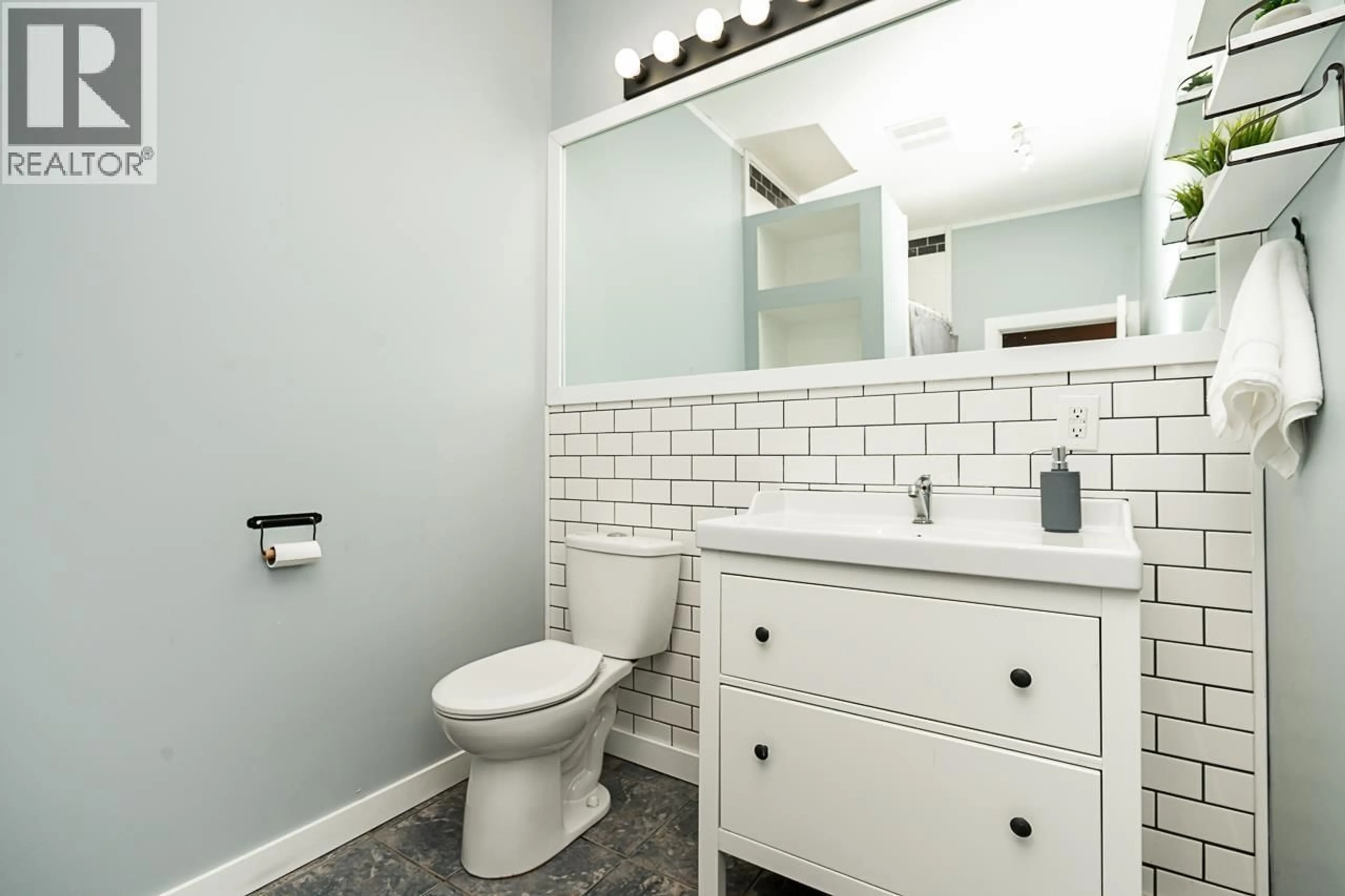 Standard bathroom, ceramic/tile floor for 25745 LOUGHEED HIGHWAY, Maple Ridge British Columbia V2W1M3