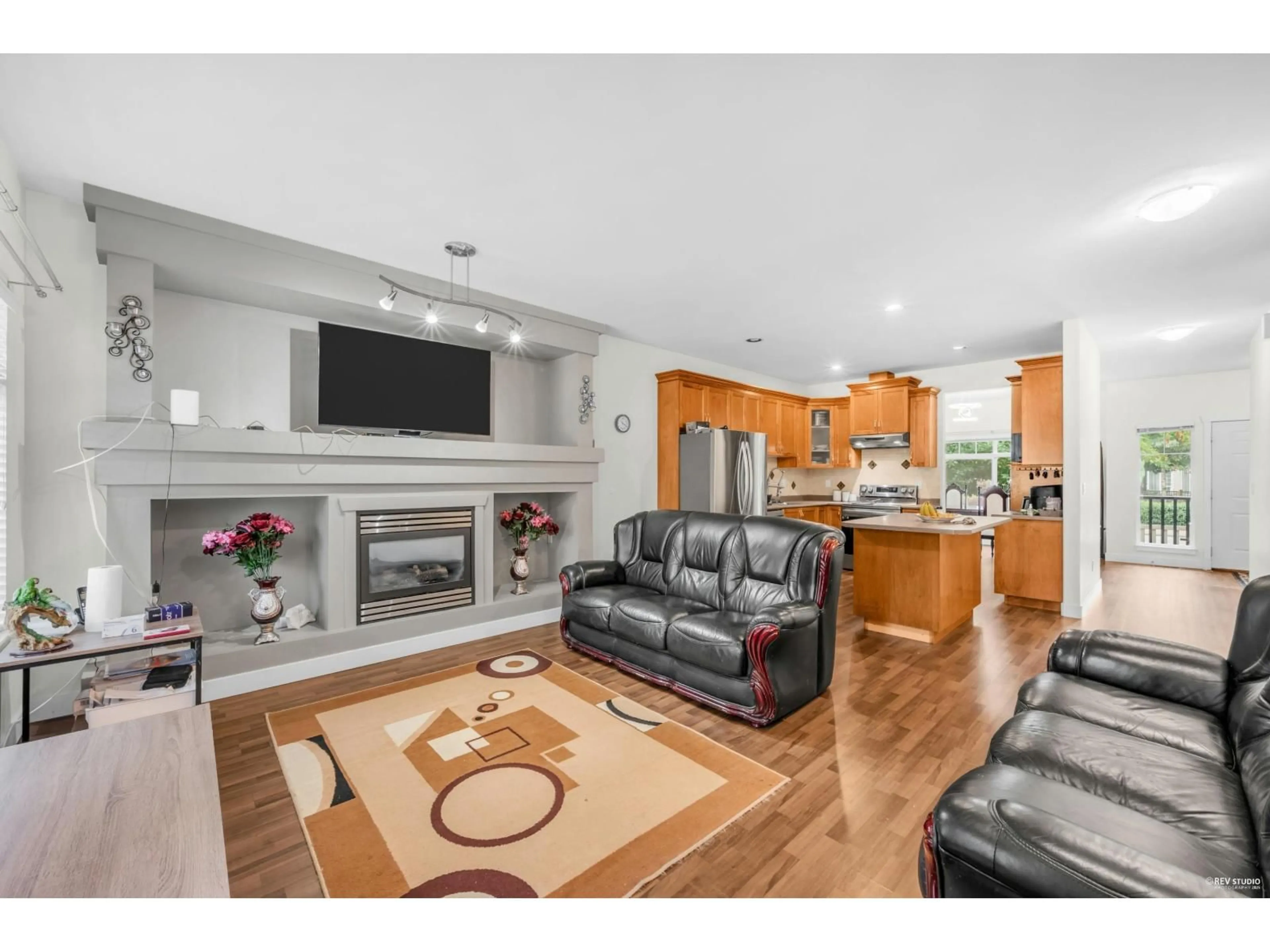 Living room with furniture, unknown for 35 - 6195 168 STREET, Surrey British Columbia V3S3X9