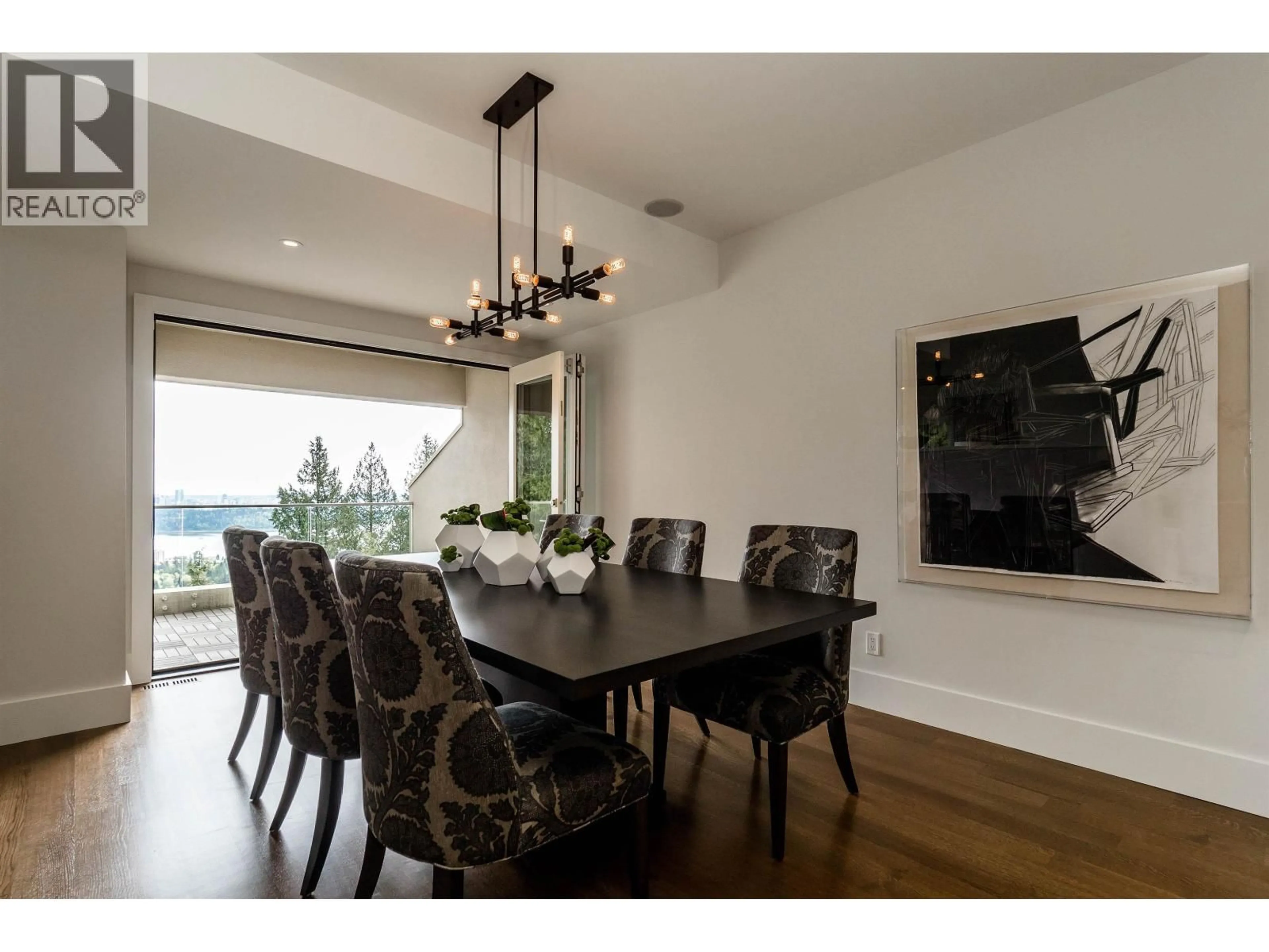 Dining room, wood/laminate floor for 2336 FOLKESTONE WAY, West Vancouver British Columbia V7S3C8
