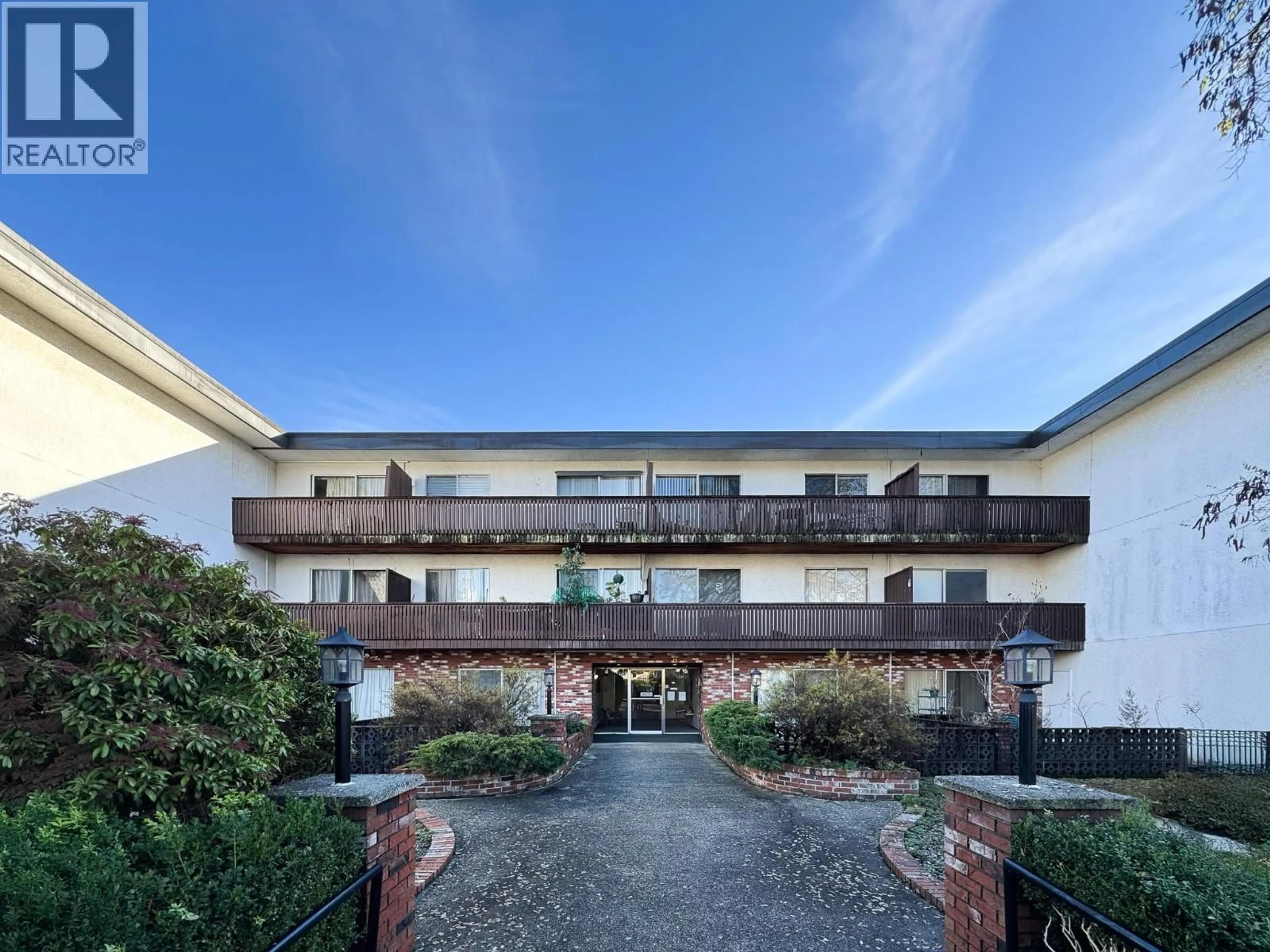 A pic from outside/outdoor area/front of a property/back of a property/a pic from drone, building for 211 - 910 FIFTH AVENUE, New Westminster British Columbia V3M1Y2