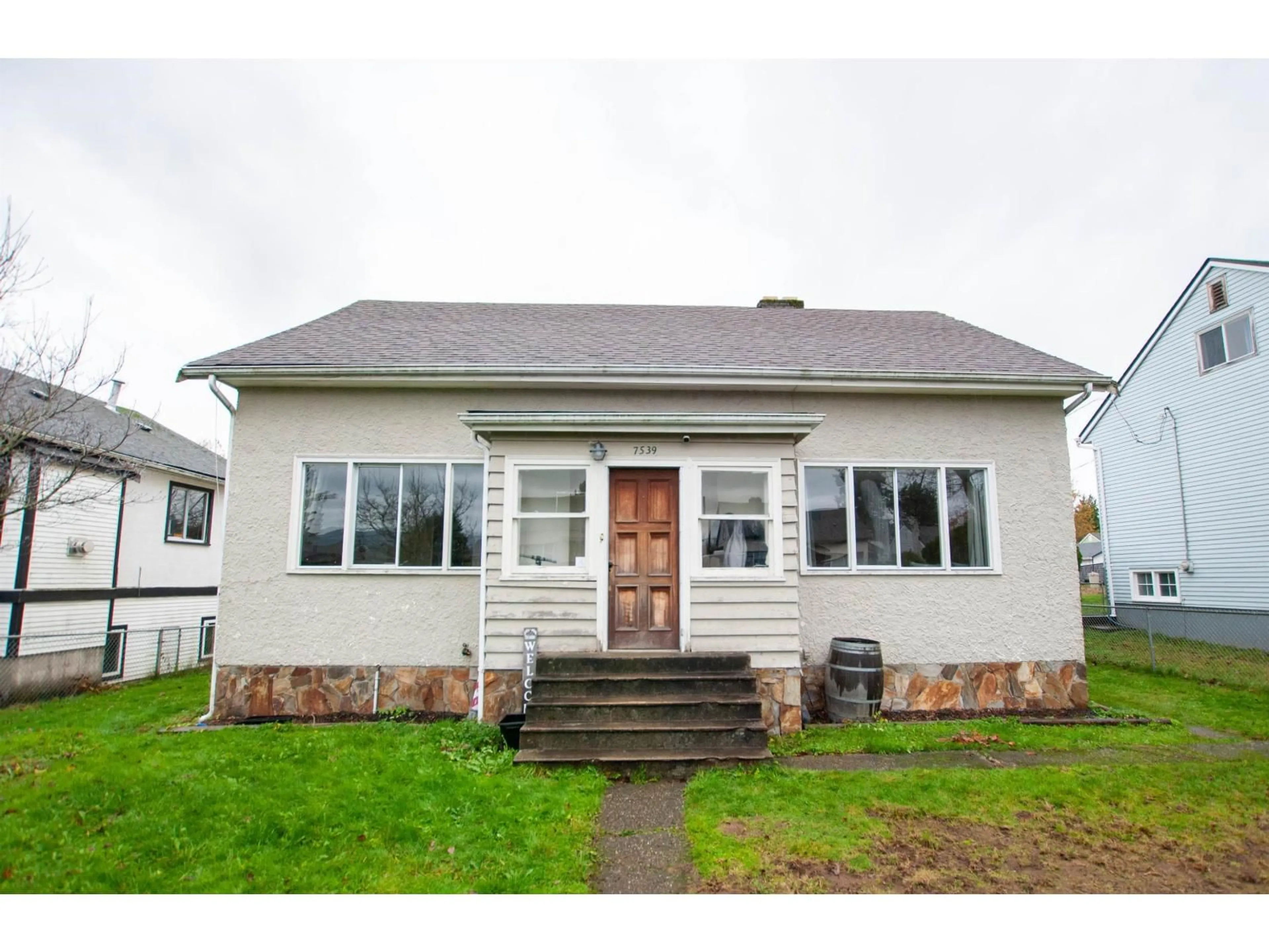 Home with vinyl exterior material, street for 7539 RYAN STREET, Mission British Columbia V2V4C6