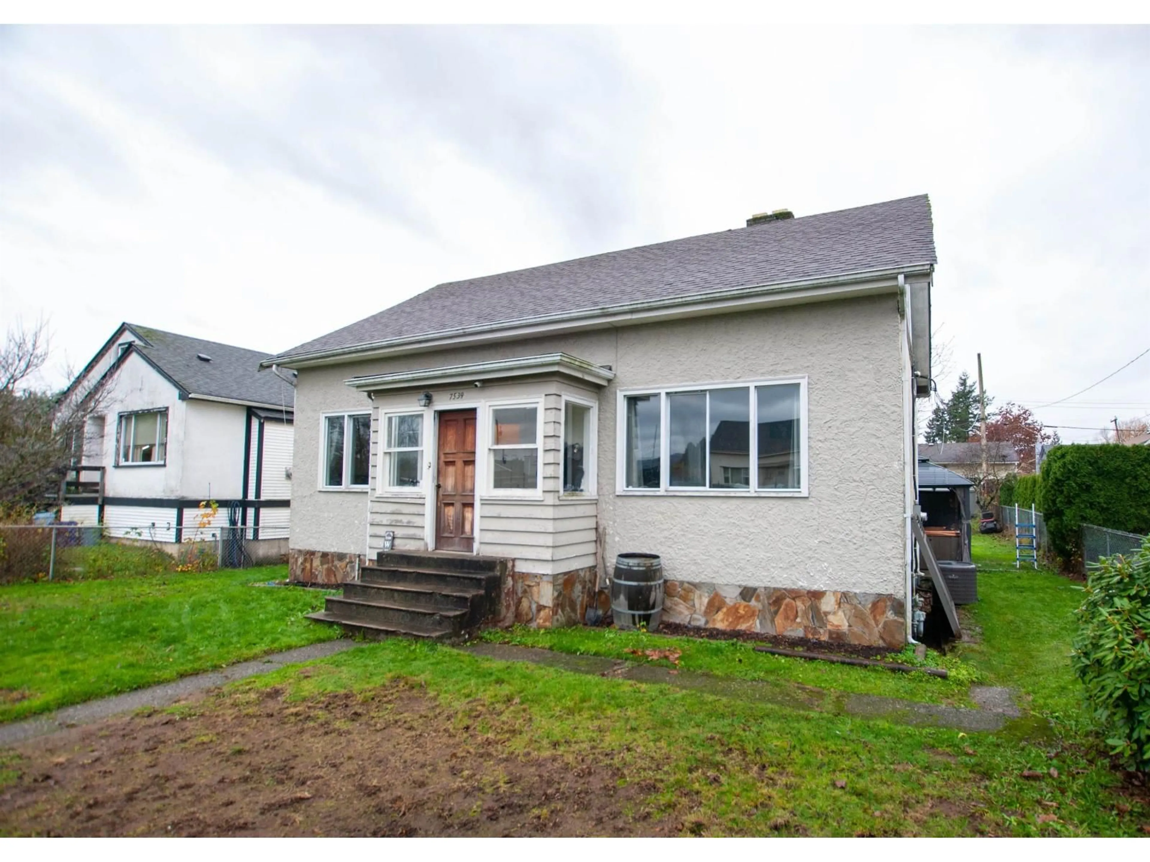 Home with vinyl exterior material, street for 7539 RYAN STREET, Mission British Columbia V2V4C6