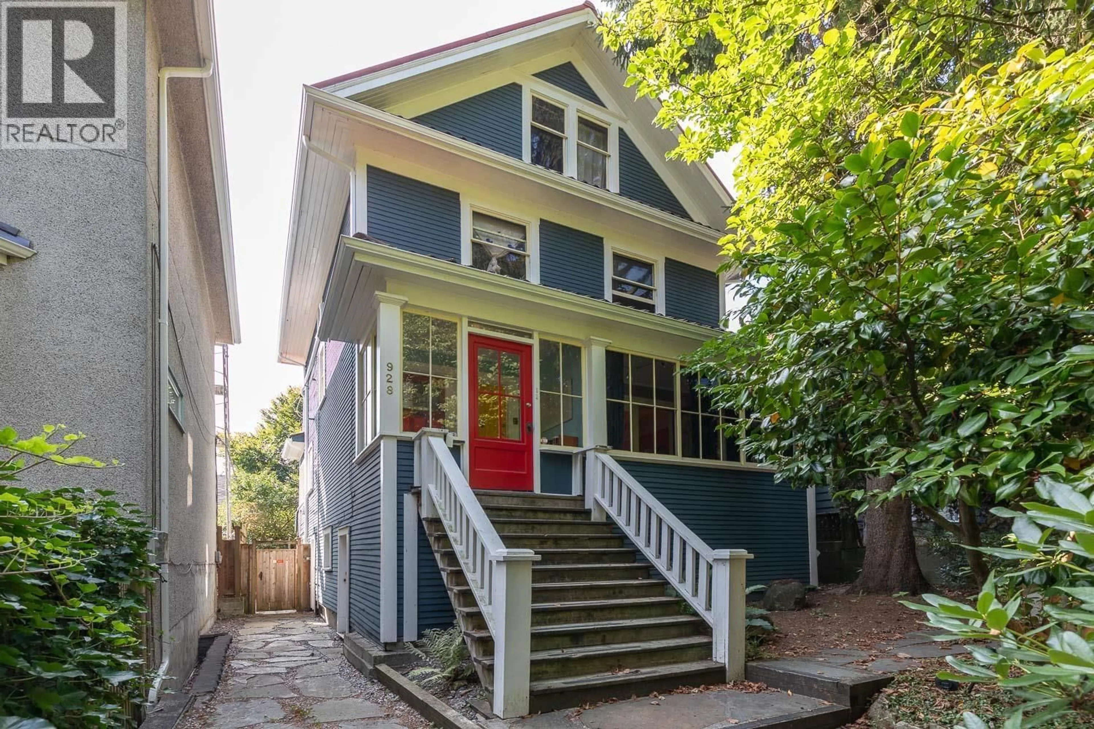 Home with vinyl exterior material, street for 928 17TH AVENUE, Vancouver British Columbia V5V1C2