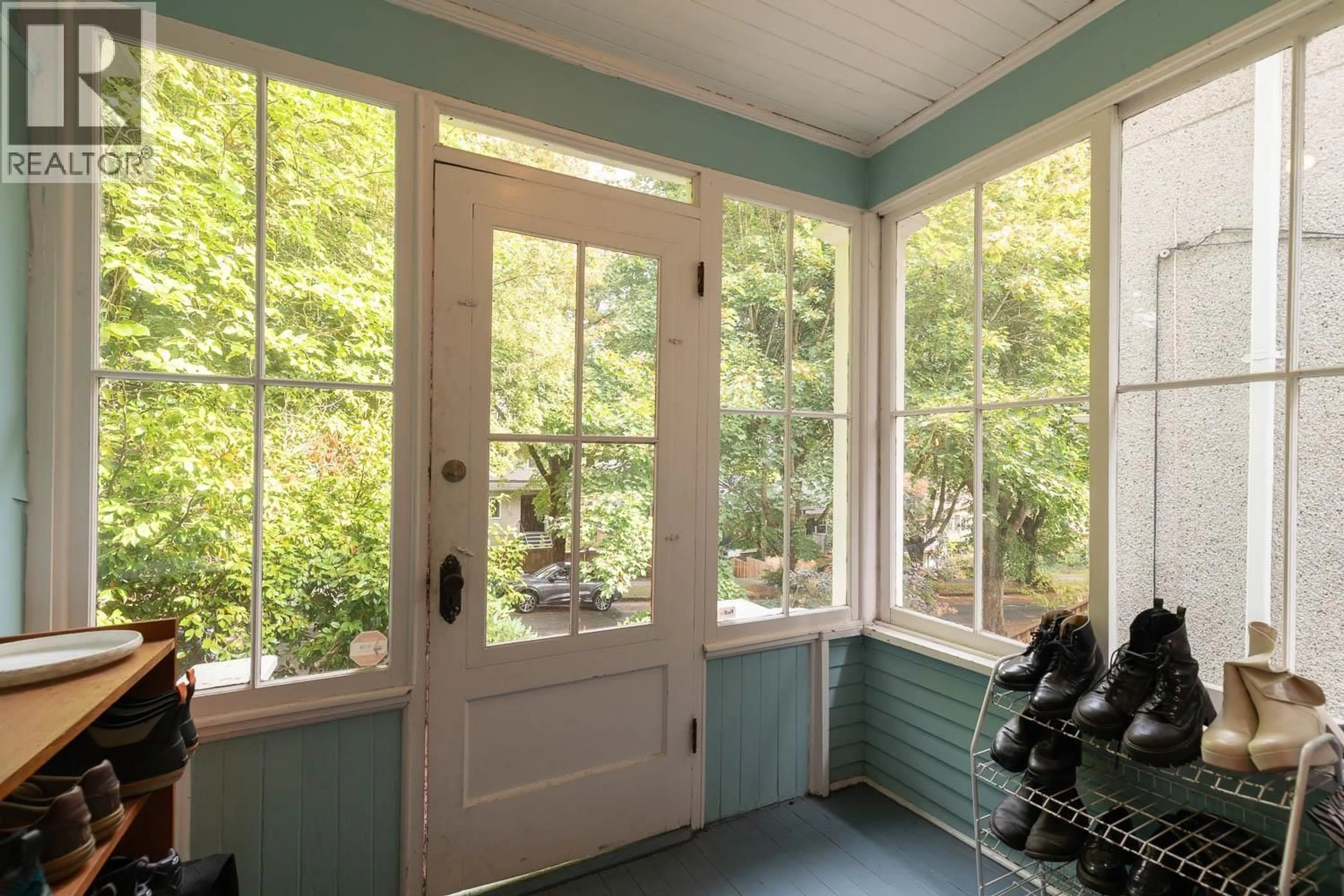 Indoor entryway for 928 17TH AVENUE, Vancouver British Columbia V5V1C2