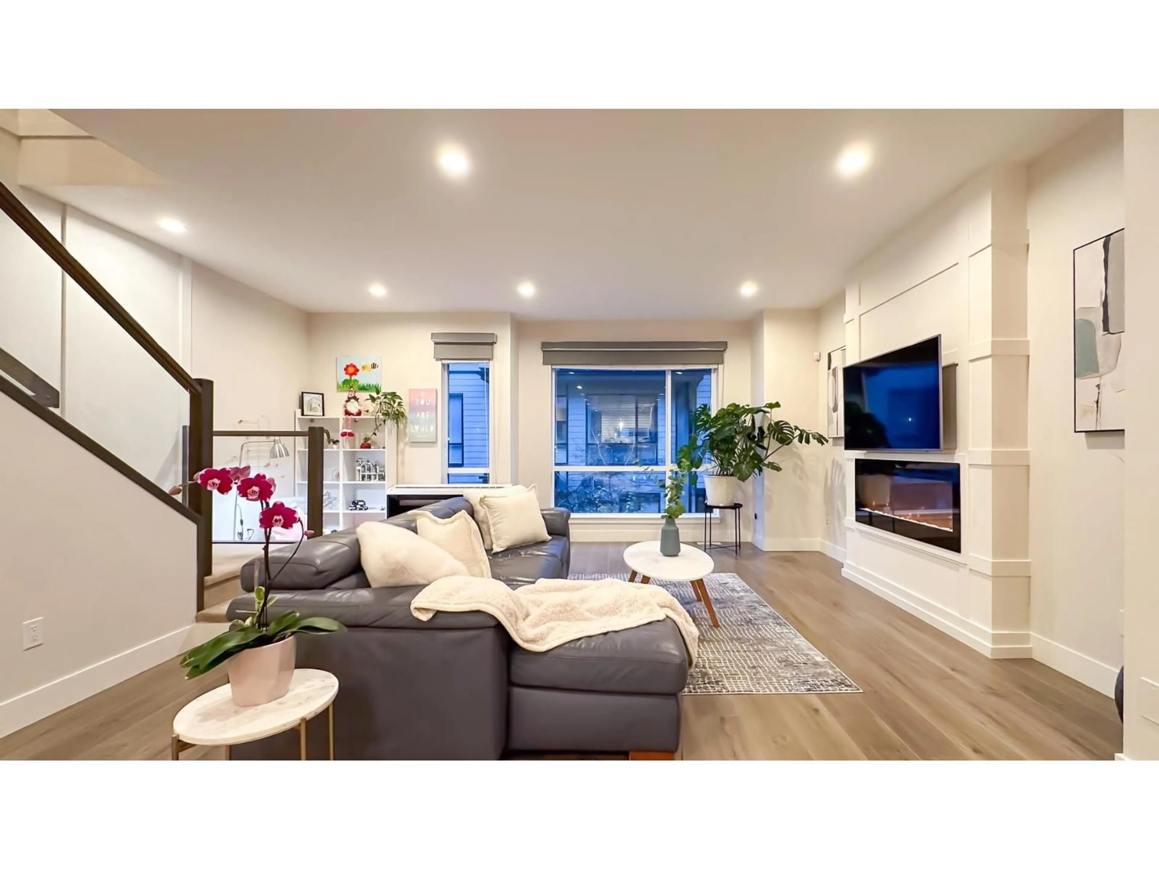 Living room with furniture, wood/laminate floor for 50 - 15688 28 AVENUE, Surrey British Columbia V3Z0N1