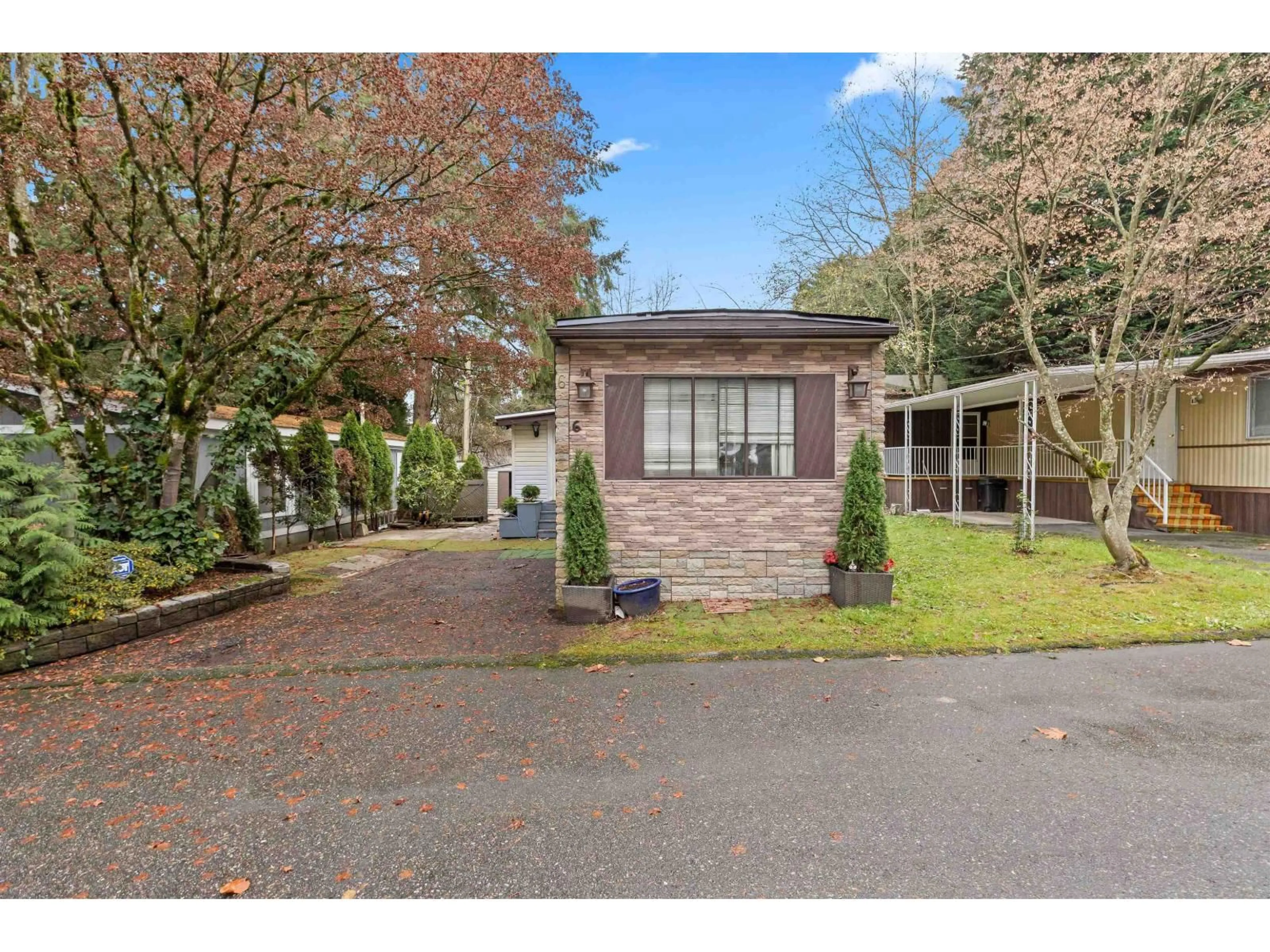 A pic from outside/outdoor area/front of a property/back of a property/a pic from drone, street for 6 - 6571 KING GEORGE BOULEVARD, Surrey British Columbia V3W4Z4