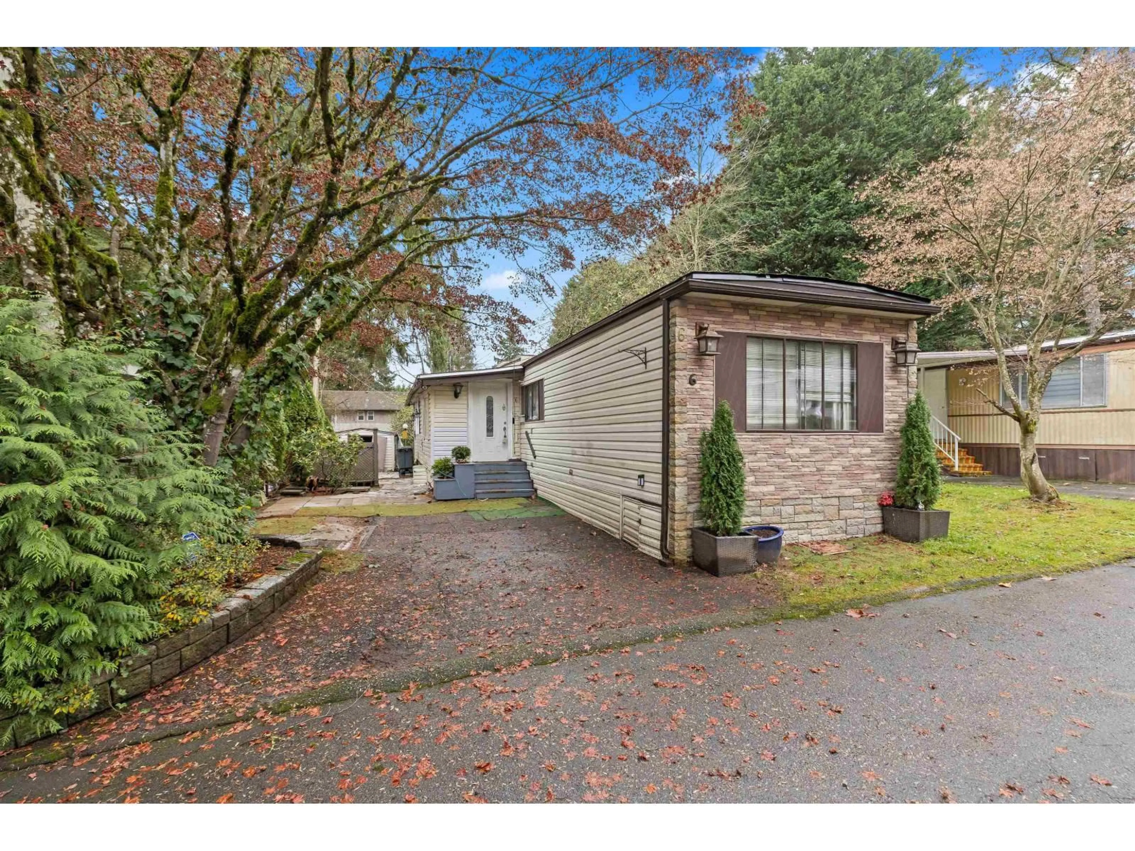 A pic from outside/outdoor area/front of a property/back of a property/a pic from drone, street for 6 - 6571 KING GEORGE BOULEVARD, Surrey British Columbia V3W4Z4
