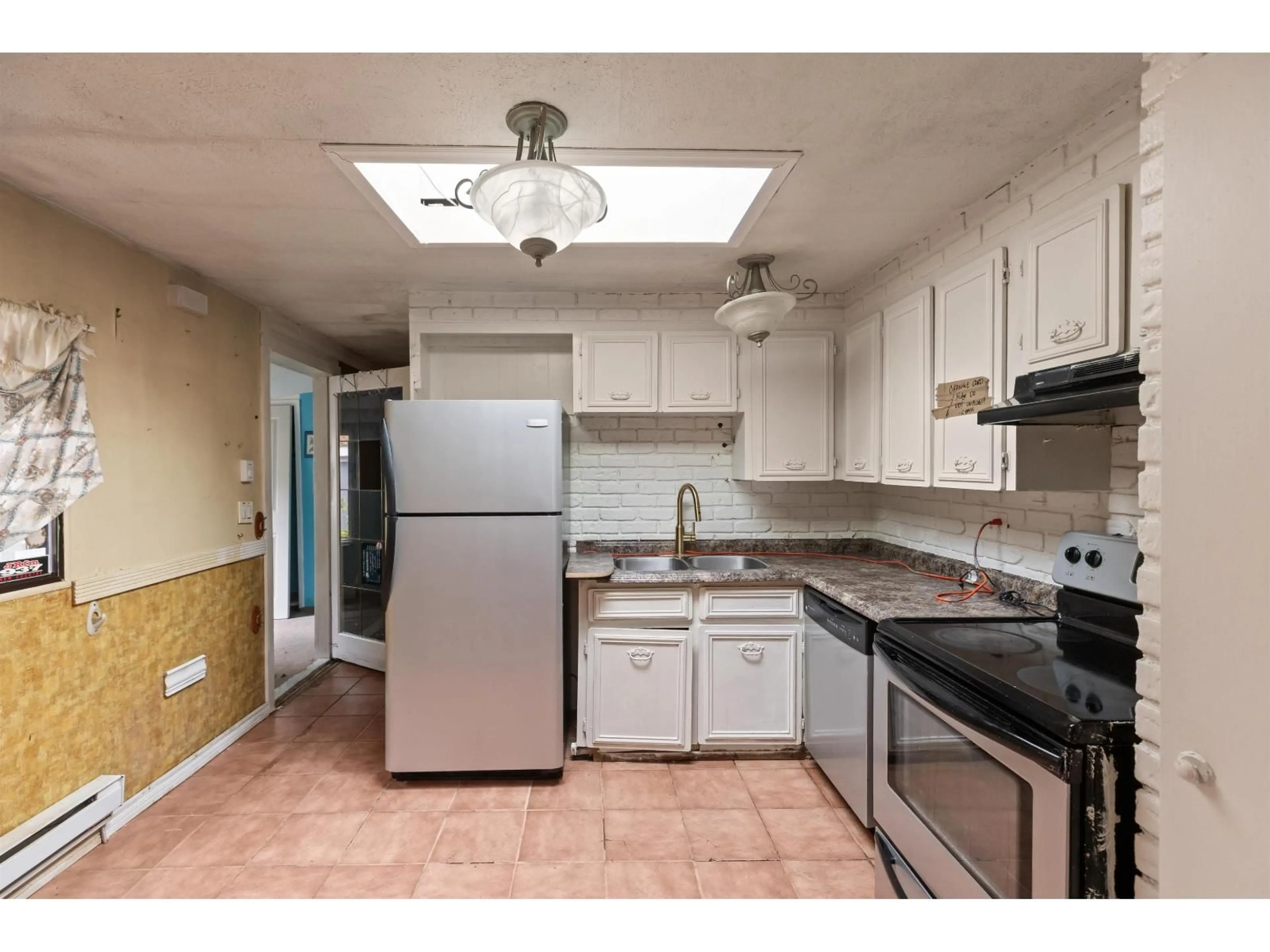 Standard kitchen, ceramic/tile floor for 6 - 6571 KING GEORGE BOULEVARD, Surrey British Columbia V3W4Z4