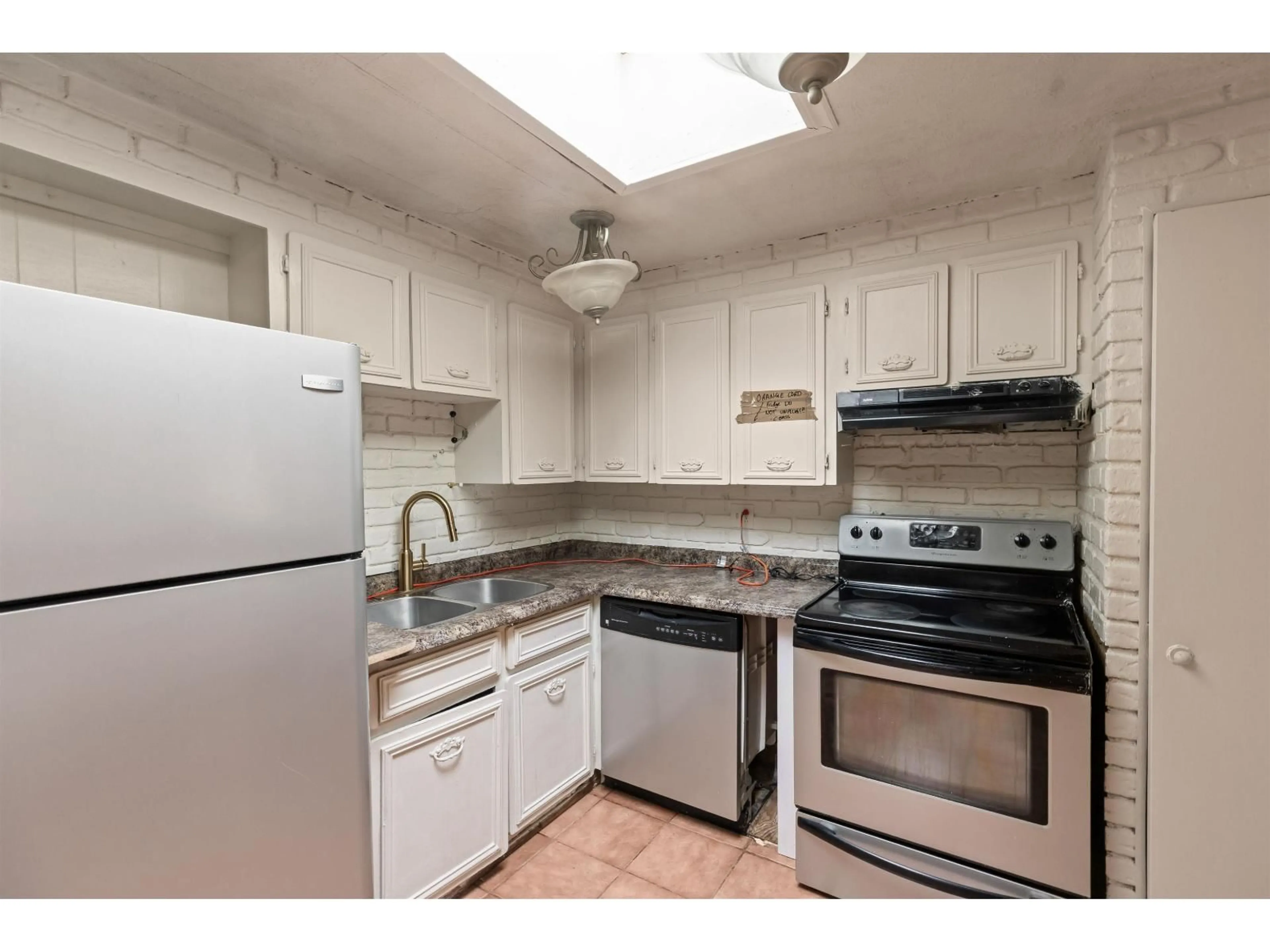Standard kitchen, unknown for 6 - 6571 KING GEORGE BOULEVARD, Surrey British Columbia V3W4Z4