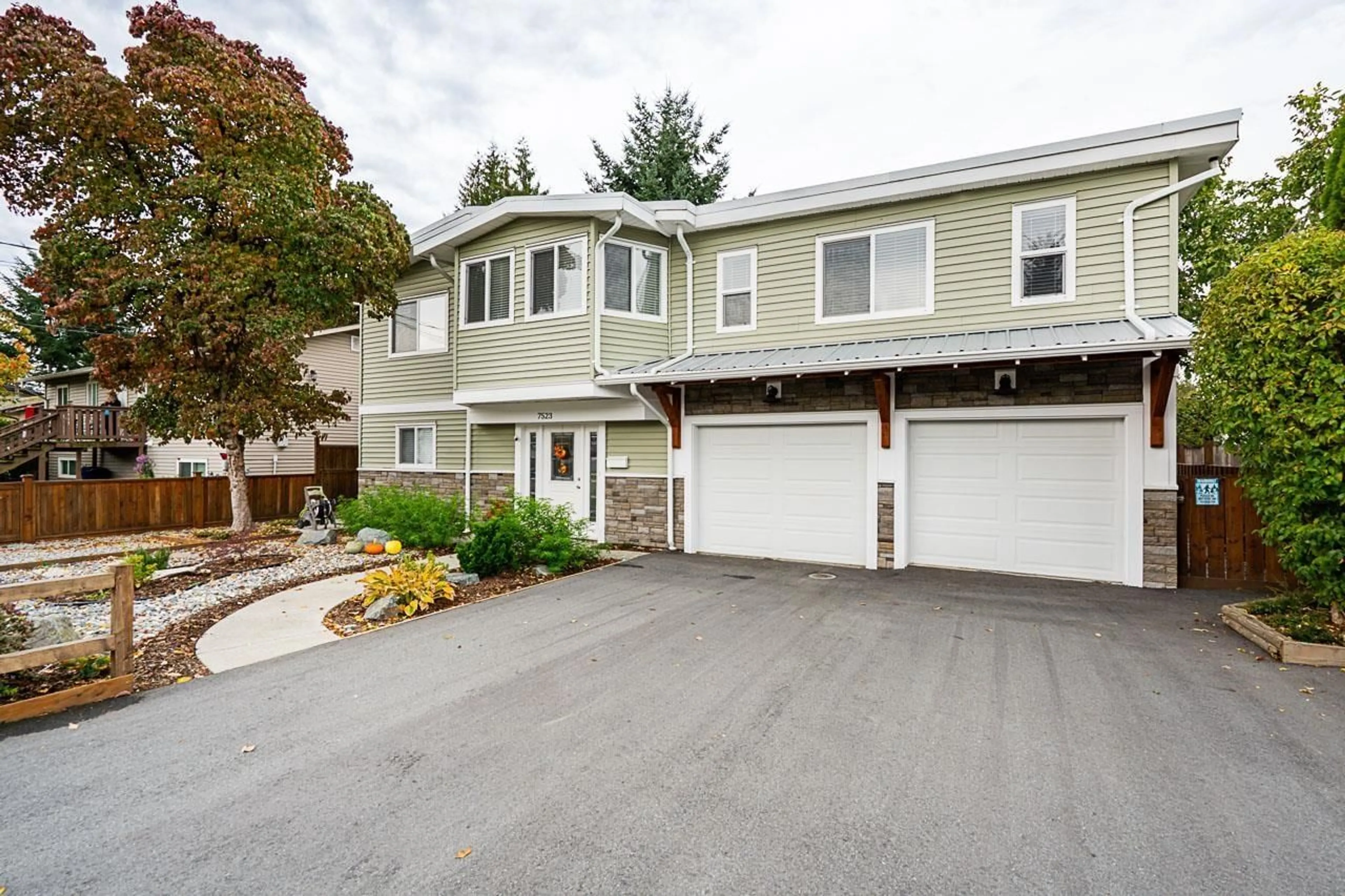 Home with vinyl exterior material, street for 7523 MAY STREET, Mission British Columbia V2V3C9