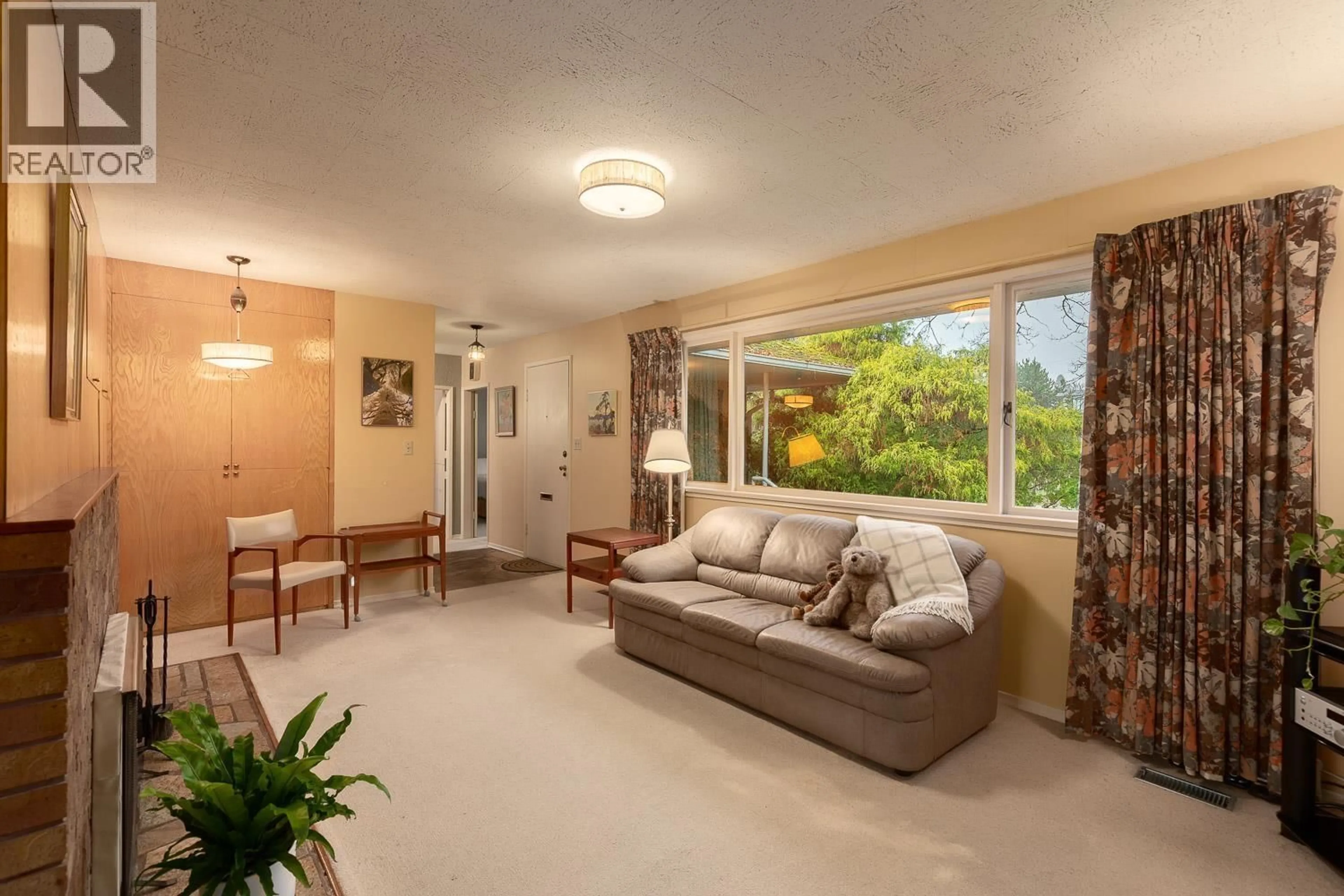 Living room with furniture, unknown for 6390 WINCH STREET, Burnaby British Columbia V5B2L3