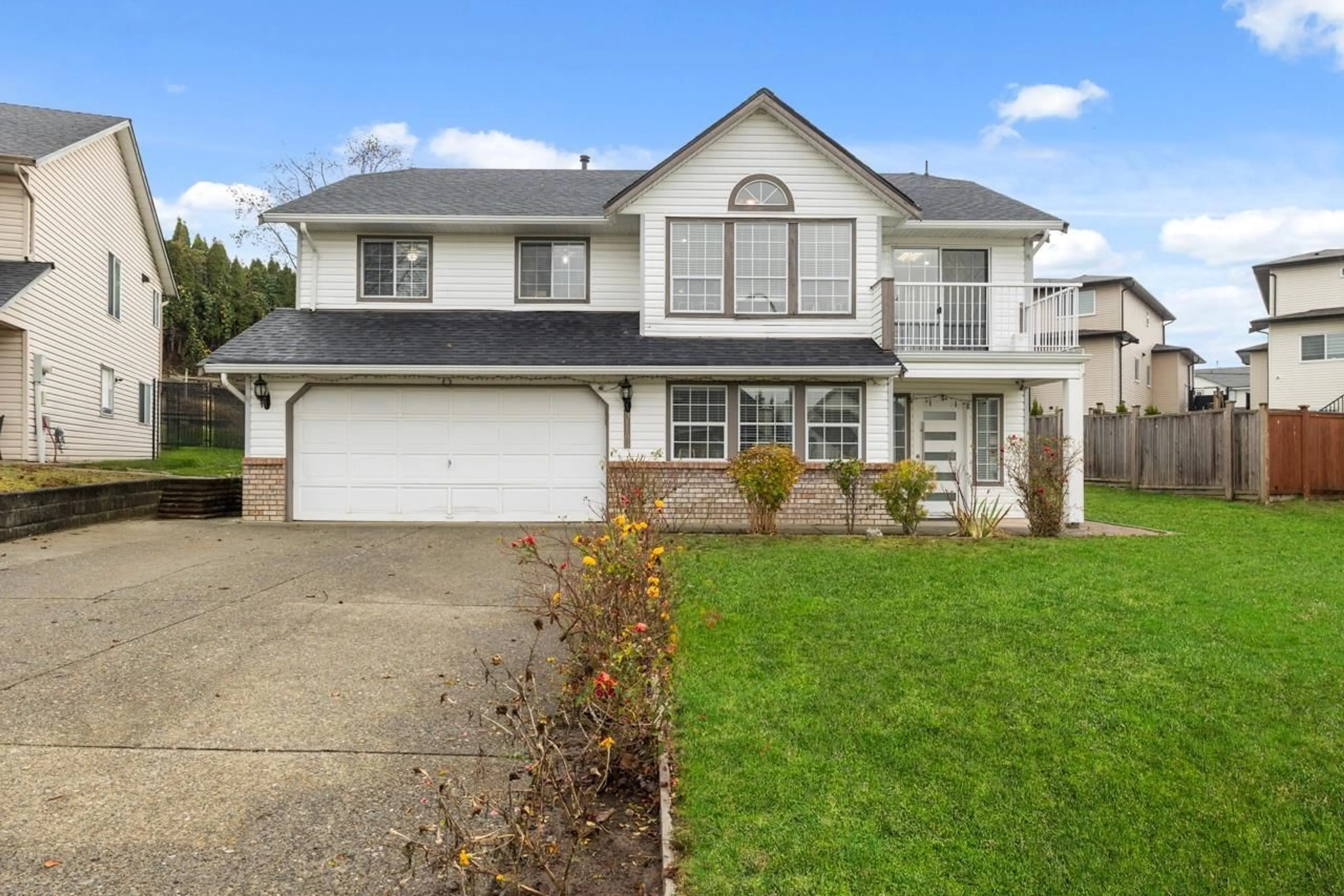 Home with vinyl exterior material, street for 31165 SIDONI AVENUE, Abbotsford British Columbia V2T5J8