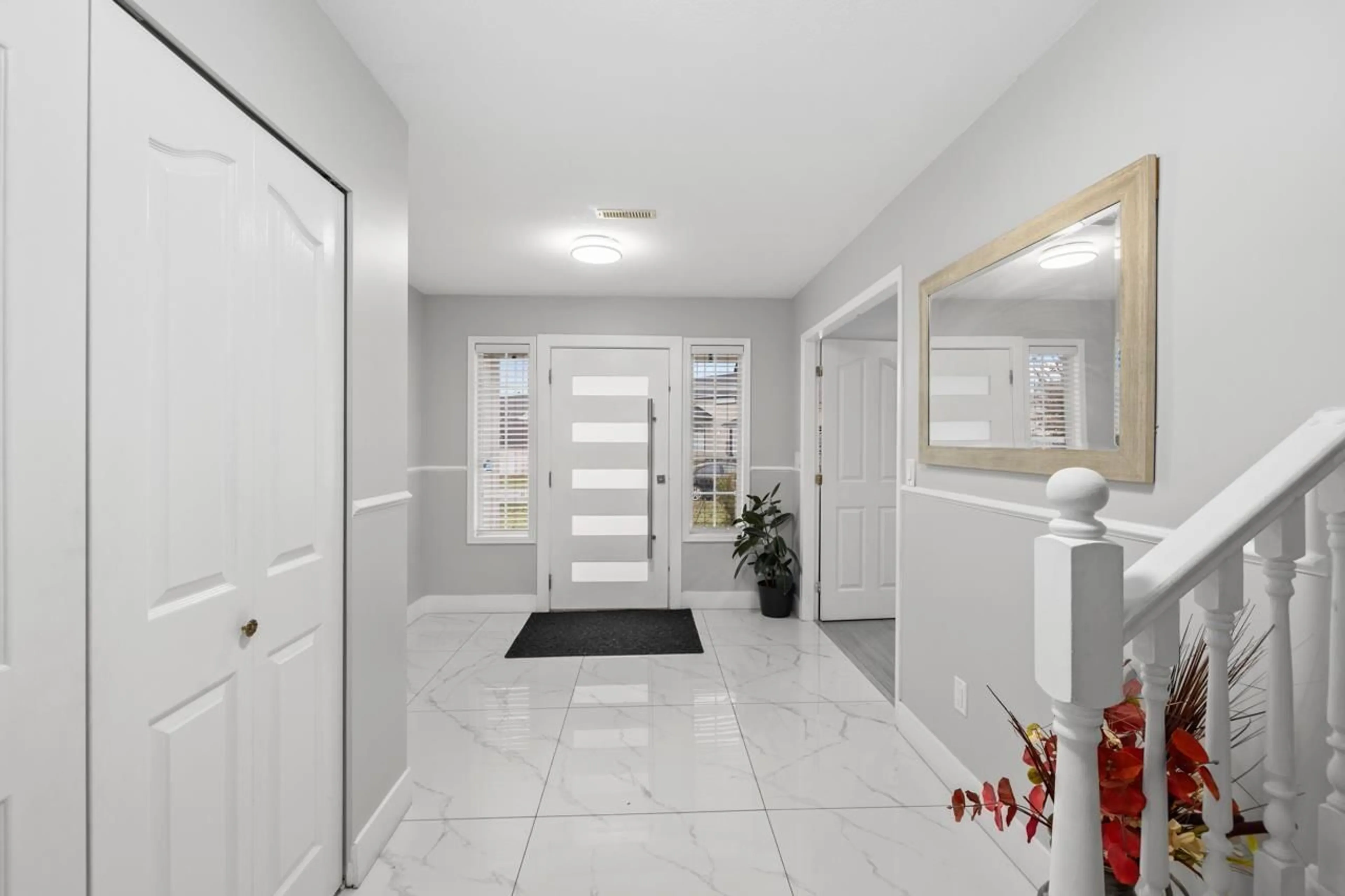 Indoor foyer for 31165 SIDONI AVENUE, Abbotsford British Columbia V2T5J8