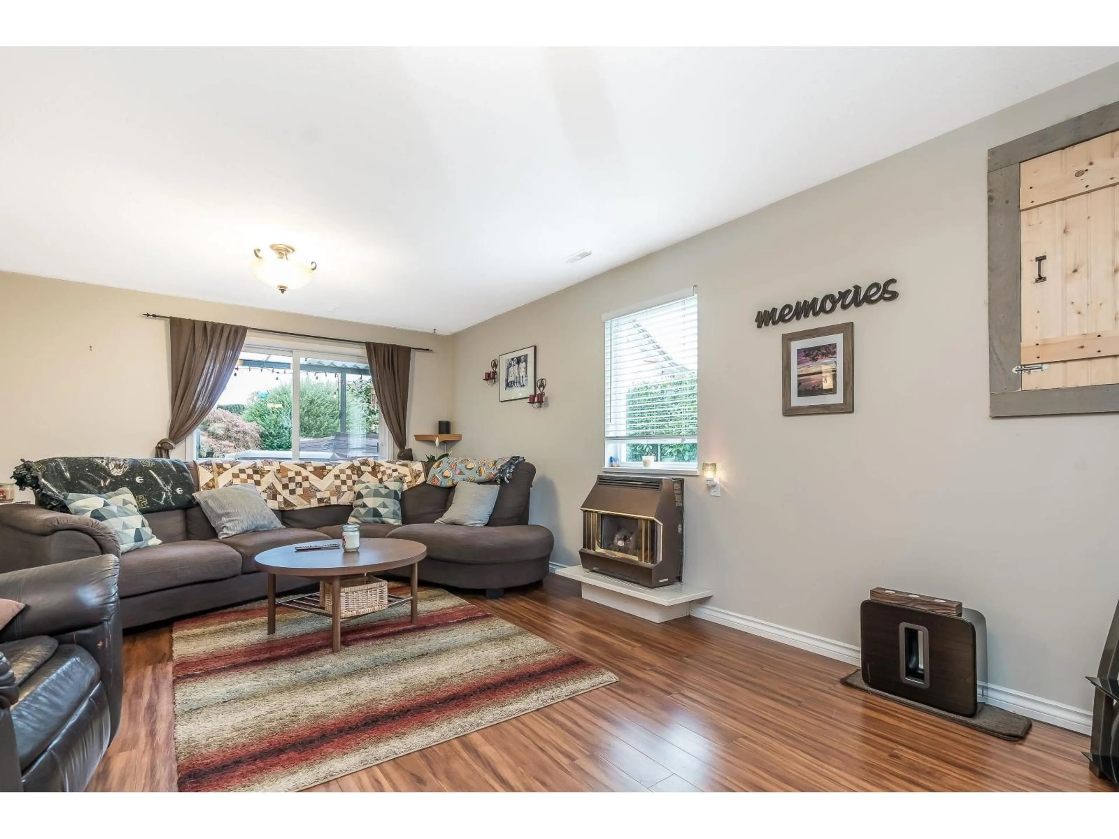Living room with furniture, wood/laminate floor for 35183 EWERT AVENUE, Mission British Columbia V2V6S7