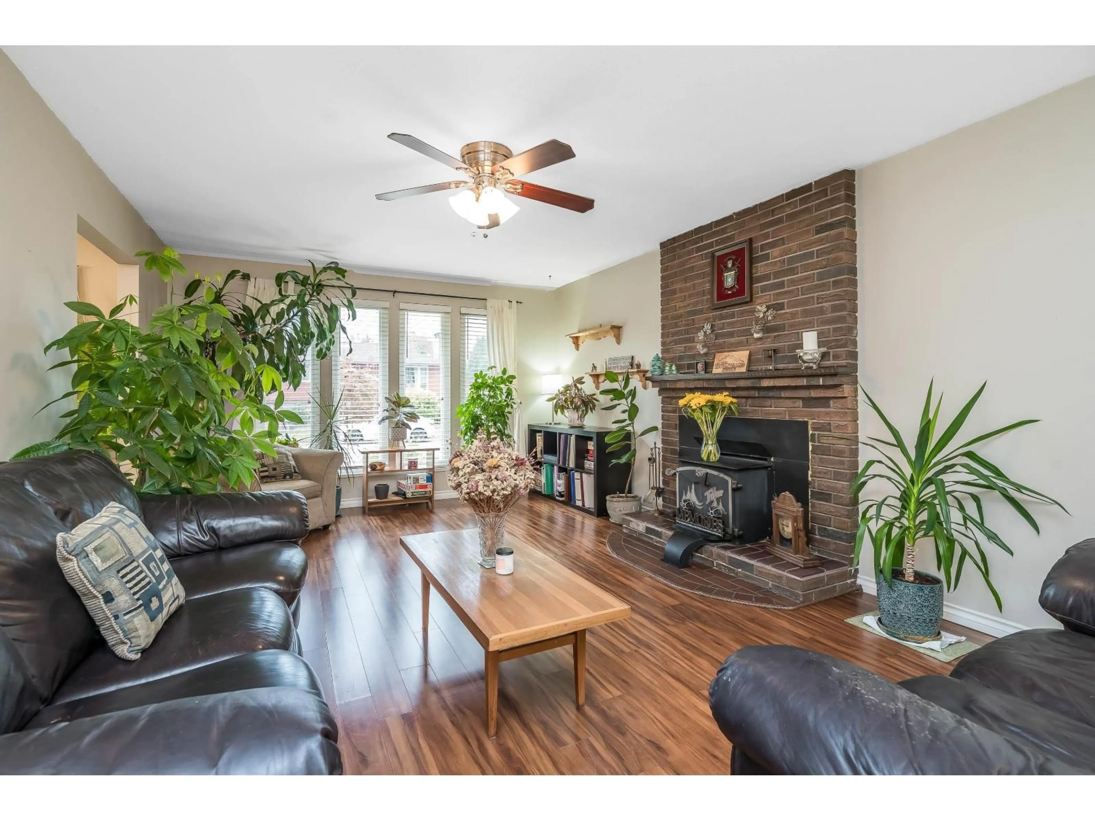 Living room with furniture, wood/laminate floor for 35183 EWERT AVENUE, Mission British Columbia V2V6S7